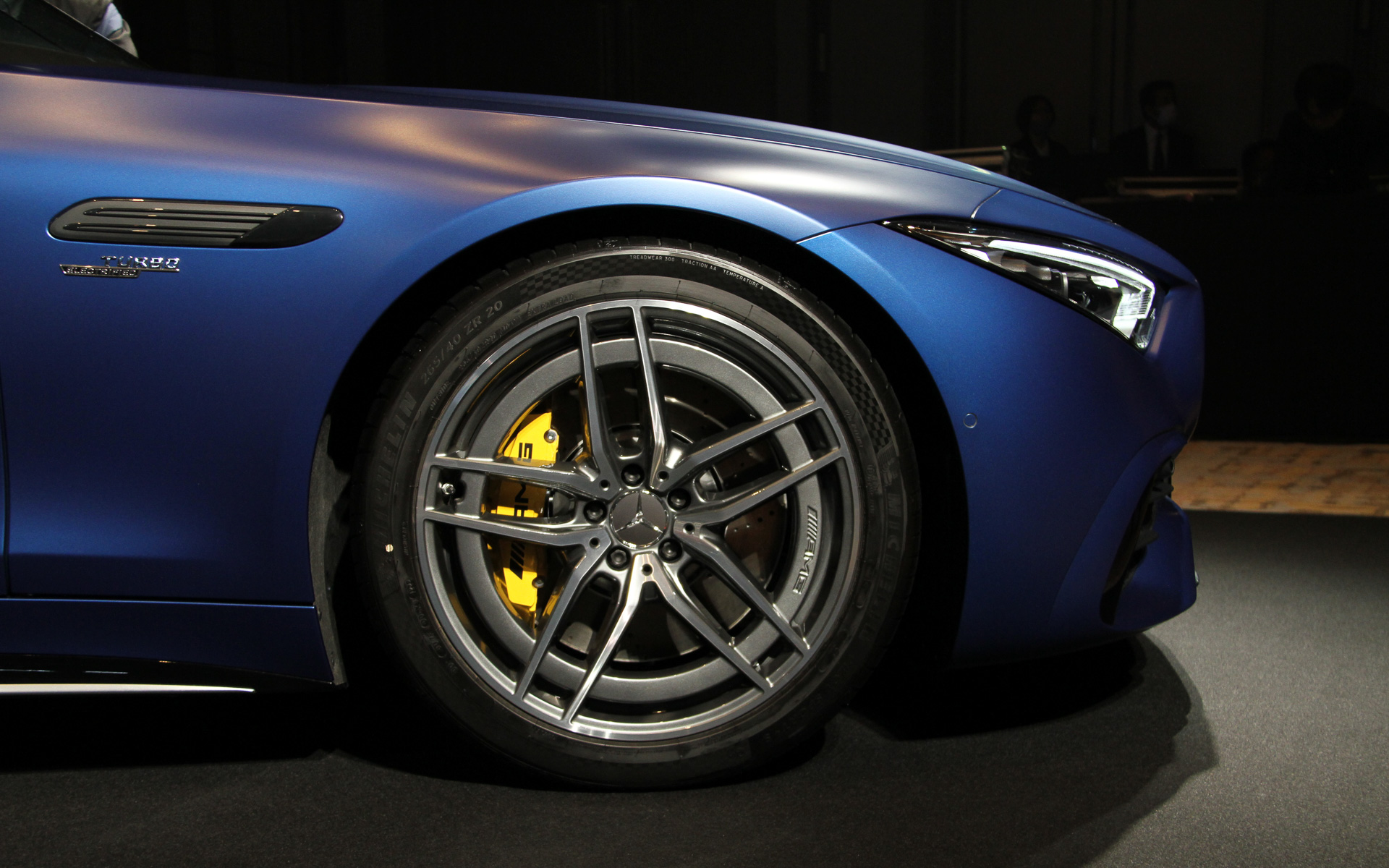 メルセデス AMG SL 43のディティール。足下は20インチAMG5ツインスポークアルミホイールが標準装備（タイヤサイズはフロント265/40R20、リア295/35R20）で、展示車にはオプションのAMG21インチ鍛造アルミホイール（10スポーク ヒマラヤグレー）装着車も