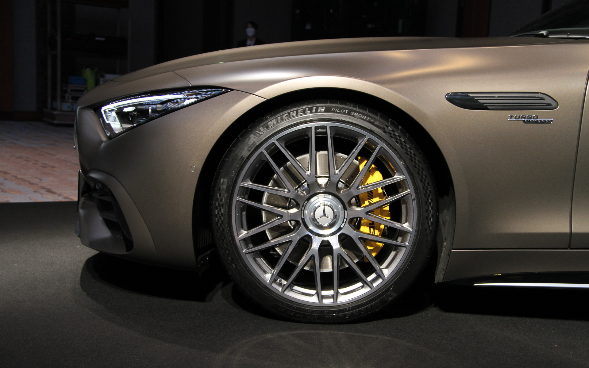 メルセデス AMG SL 43のディティール。足下は20インチAMG5ツインスポークアルミホイールが標準装備（タイヤサイズはフロント265/40R20、リア295/35R20）で、展示車にはオプションのAMG21インチ鍛造アルミホイール（10スポーク ヒマラヤグレー）装着車も