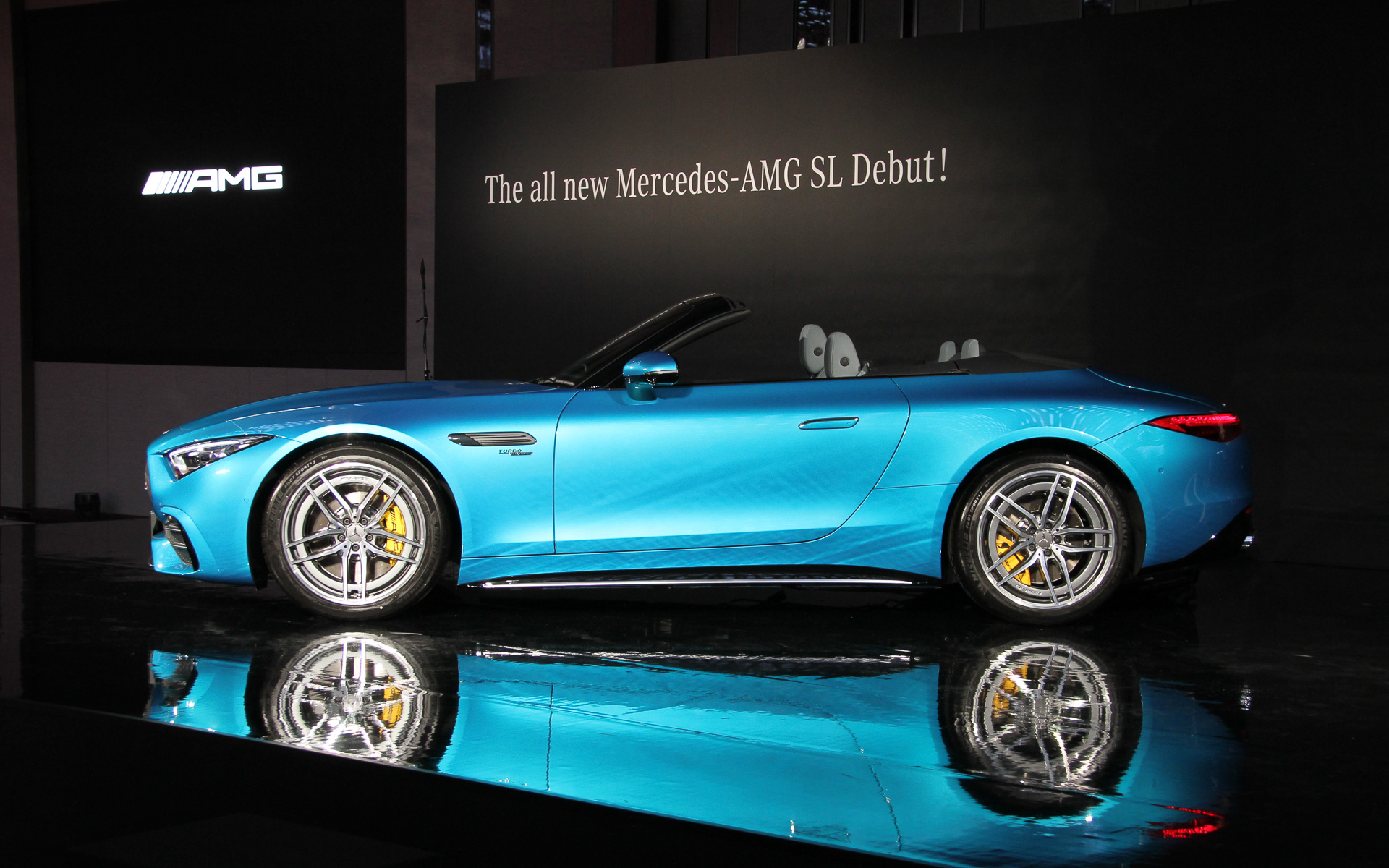 メルセデス AMG SL 43のボディサイズは4700×1915×1370mm（全長×全幅×全高）、ホイールベースは2700mm