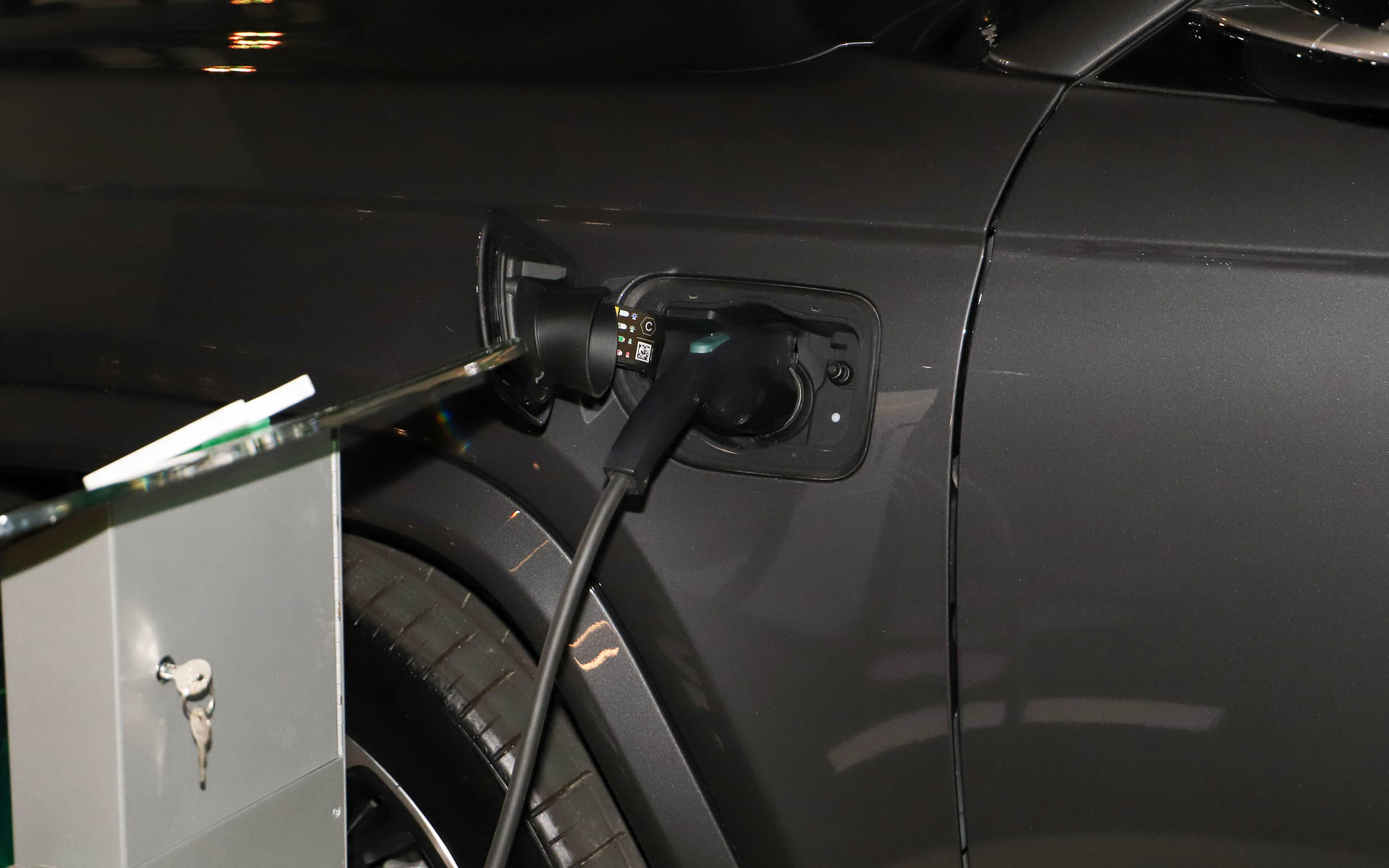 プラグインハイブリッドモデルは、助手席側フェンダーに給電口を配置