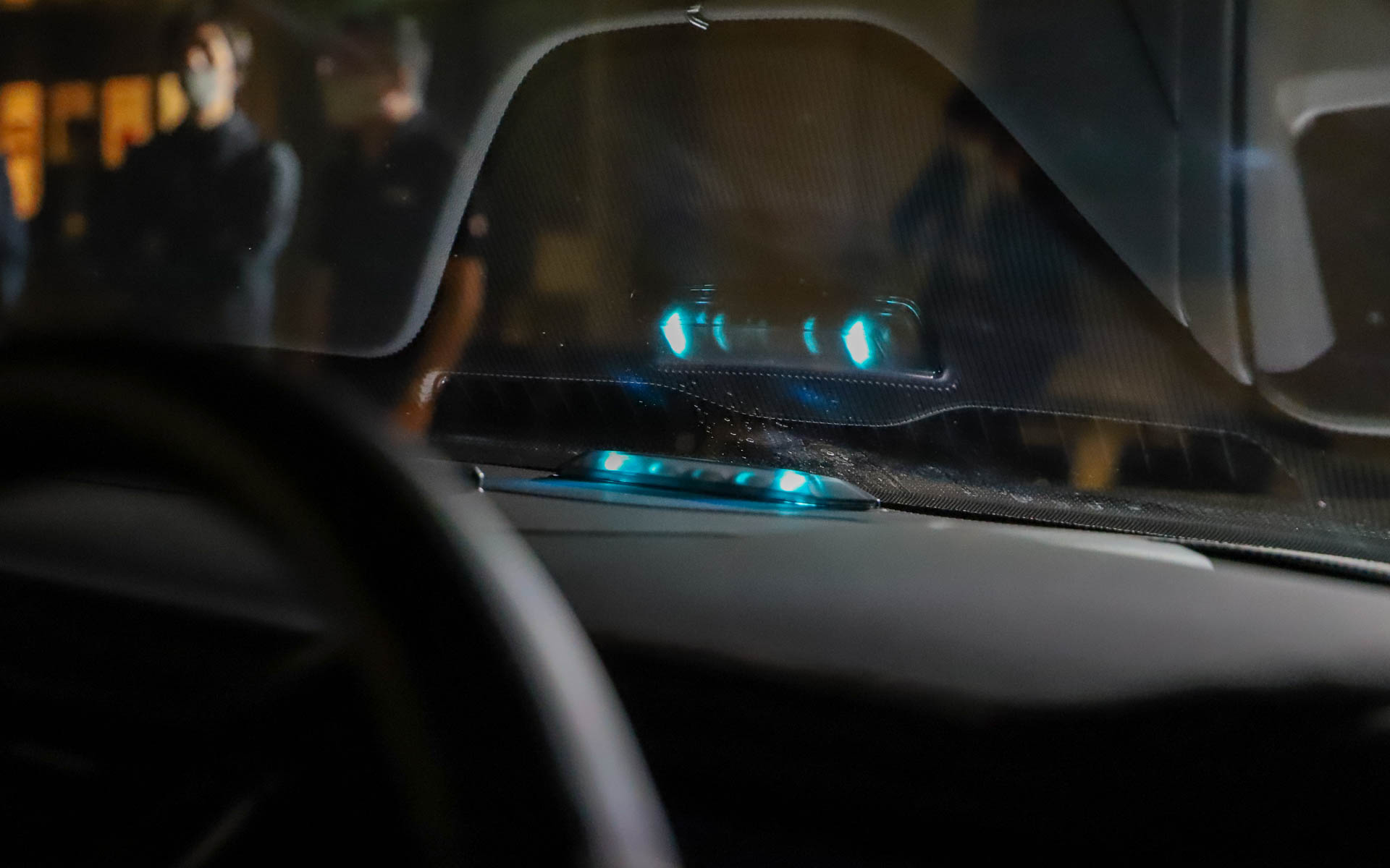 インパネ部分に充電状況を示すランプを設置