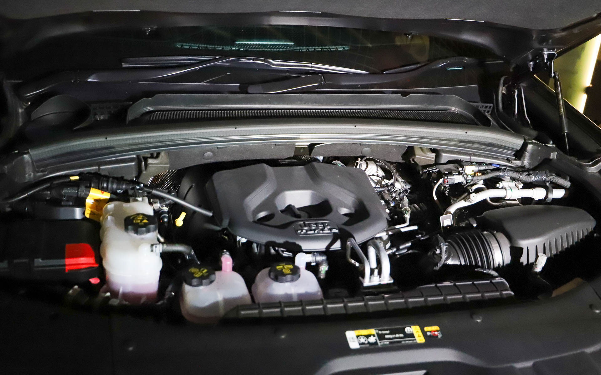 ハイブリッドモデルのエンジンルーム