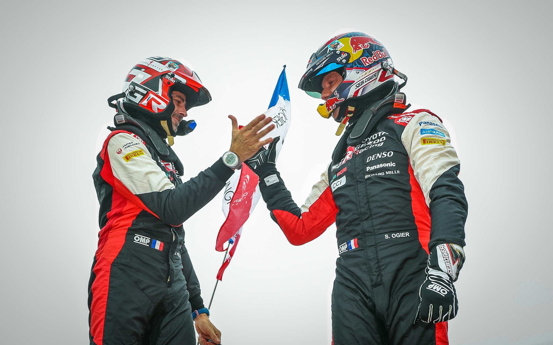 WRC第12戦ラリー・スペインで優勝したセバスチャン・オジエ選手（右）とベンジャミン・ヴェイラス選手（左）