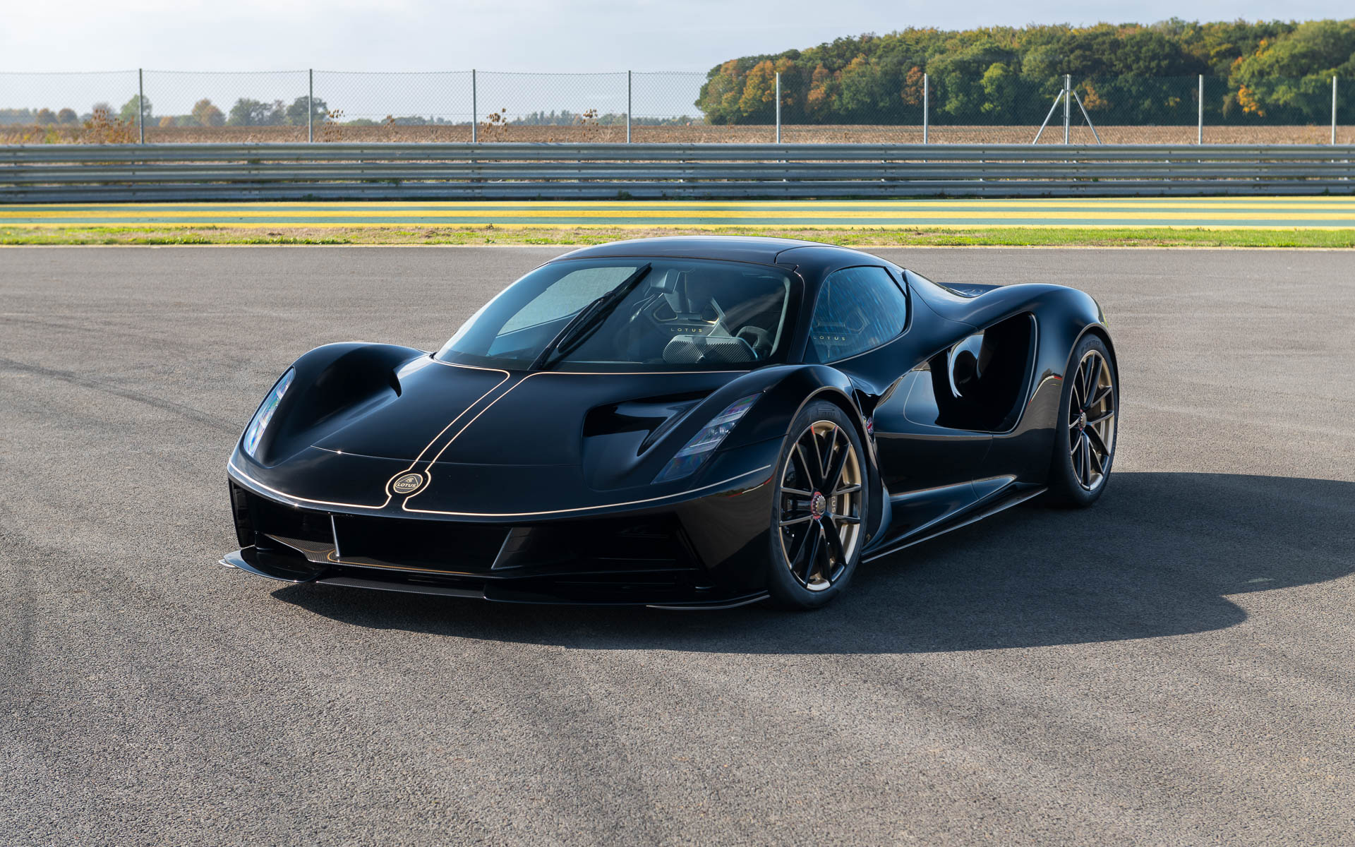 ボディサイズは4459×2000×1122mm（全長×全幅×全高）。純電動の4WDモデル