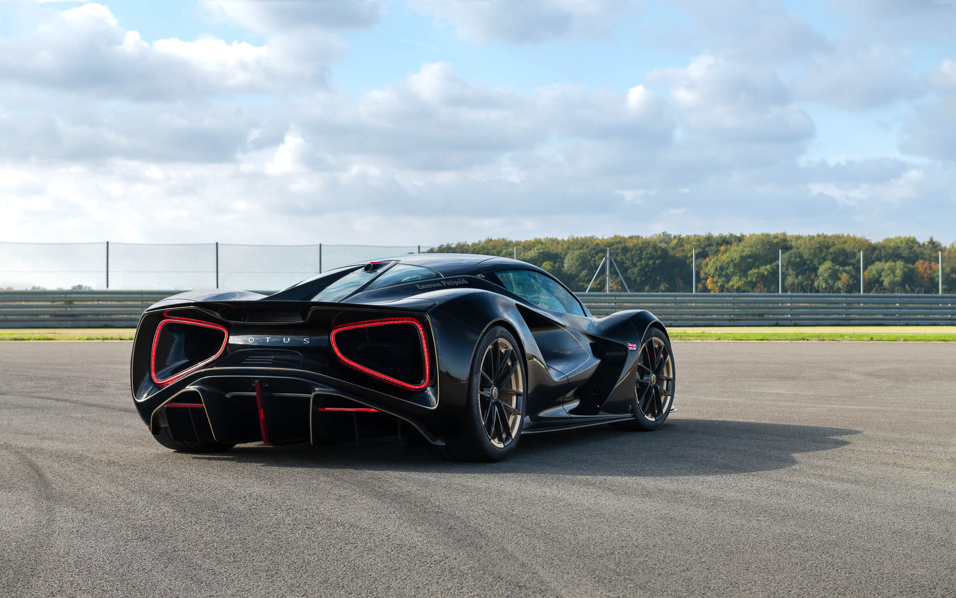 ボディサイズは4459×2000×1122mm（全長×全幅×全高）。純電動の4WDモデル