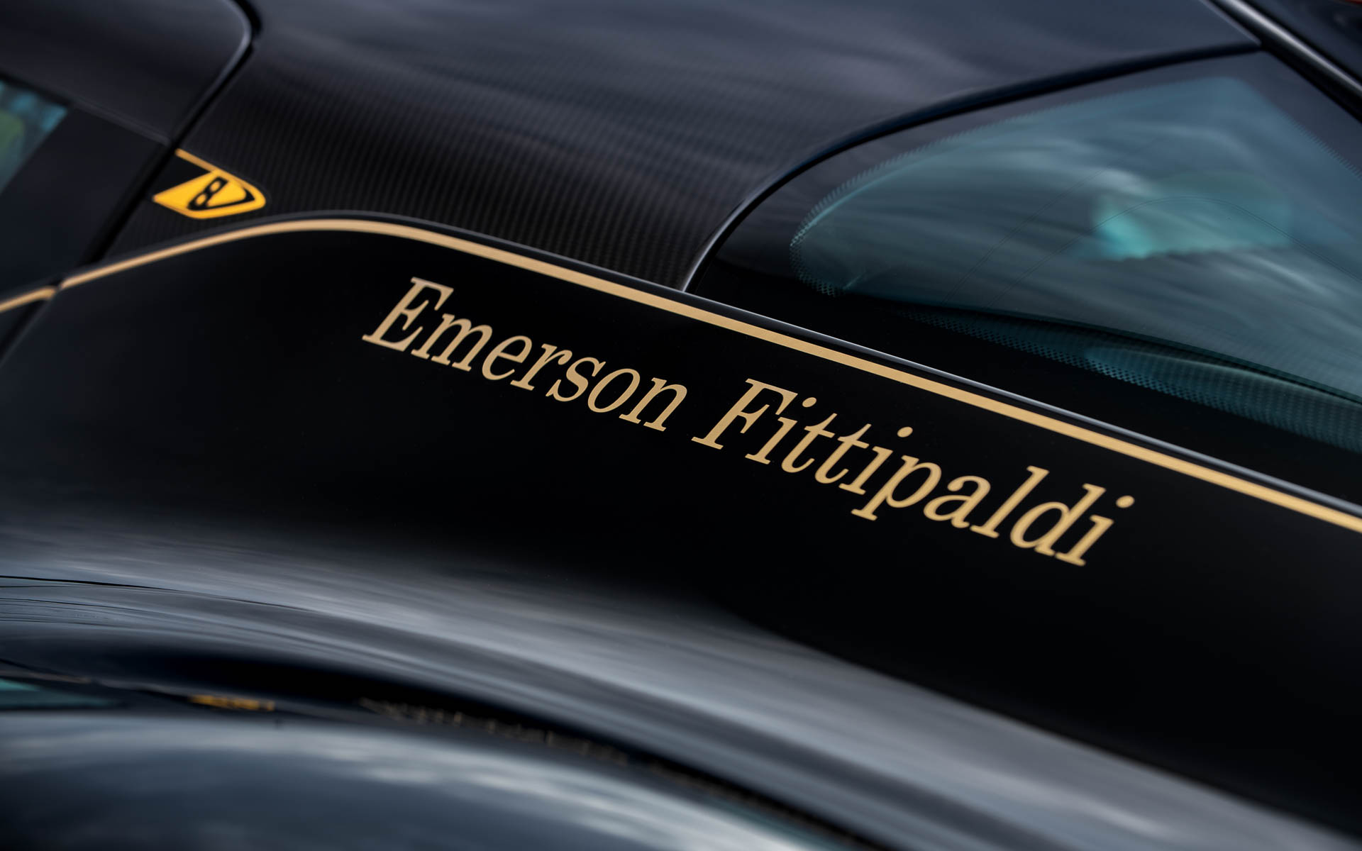 外観はブラックとゴールドでまとめられ、特徴的なアイコンがちりばめられている