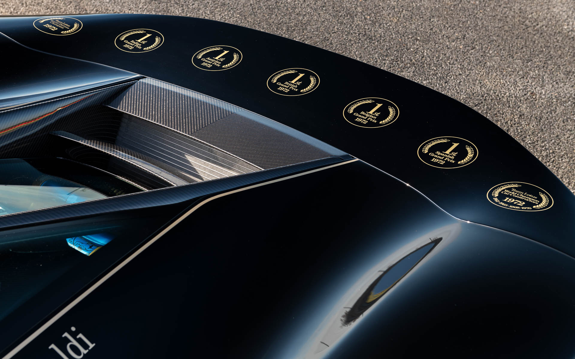 外観はブラックとゴールドでまとめられ、特徴的なアイコンがちりばめられている