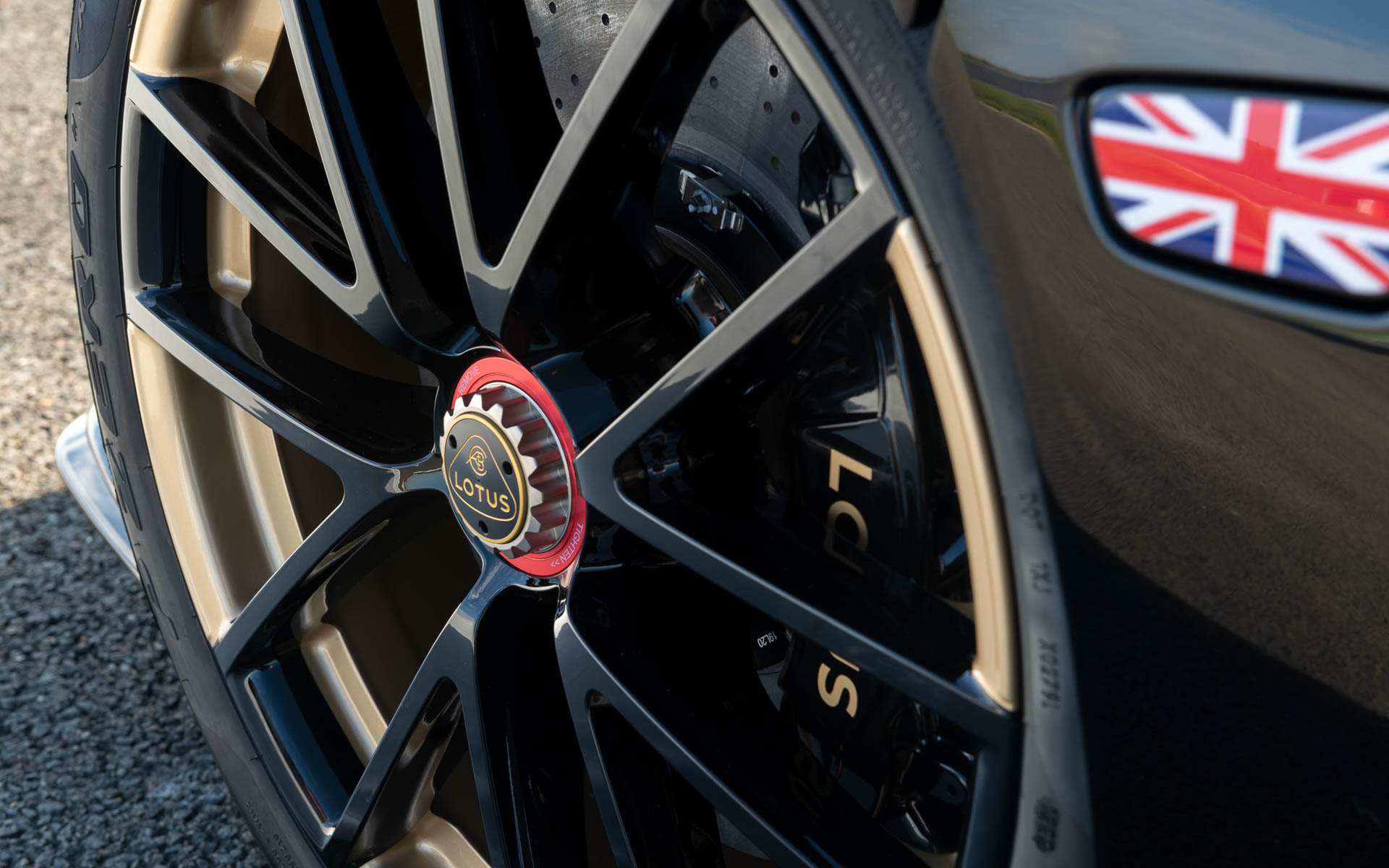 外観はブラックとゴールドでまとめられ、特徴的なアイコンがちりばめられている