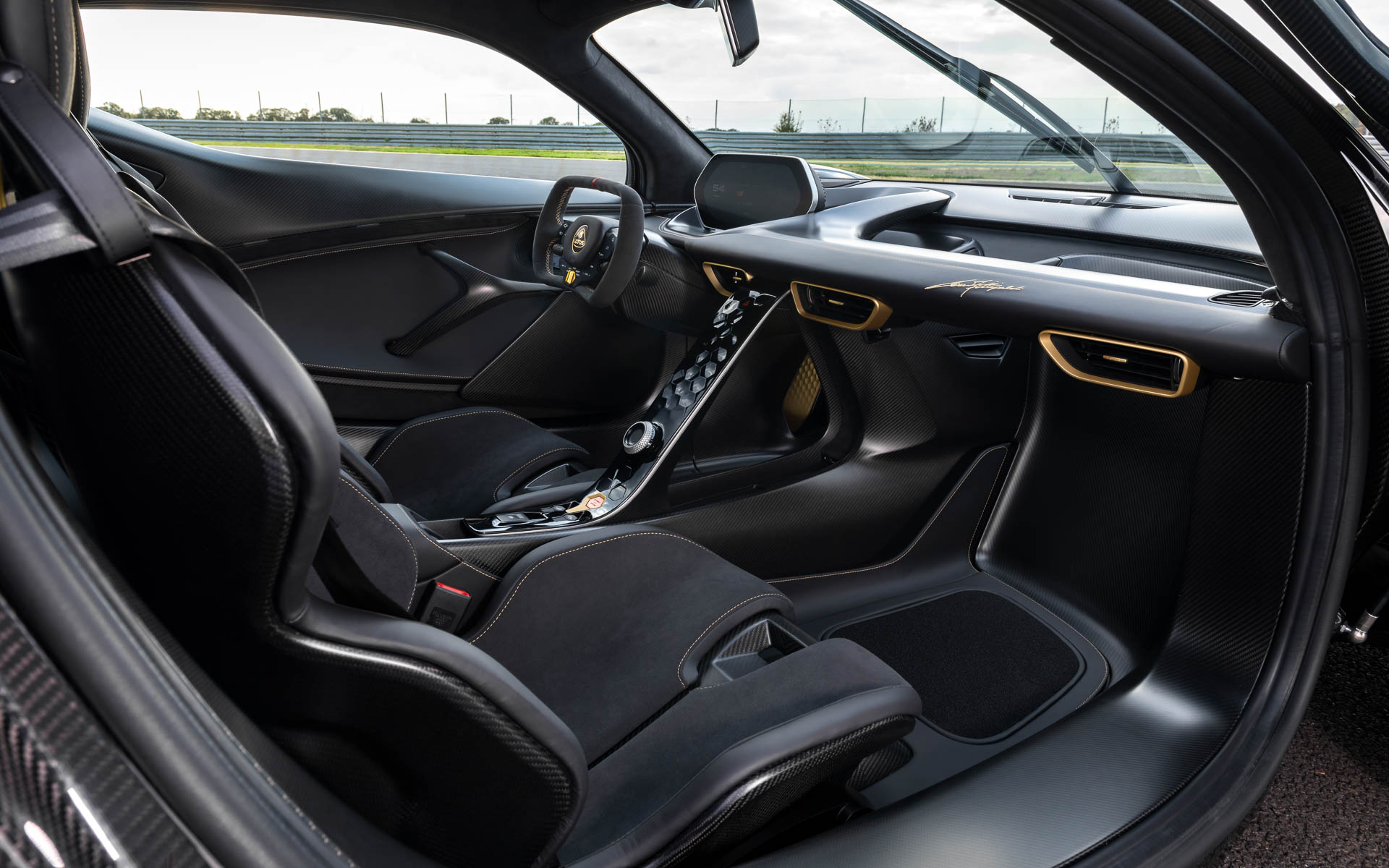 内装はブラックを基調にゴールドのコントラストステッチやアクセントパーツが用いられる