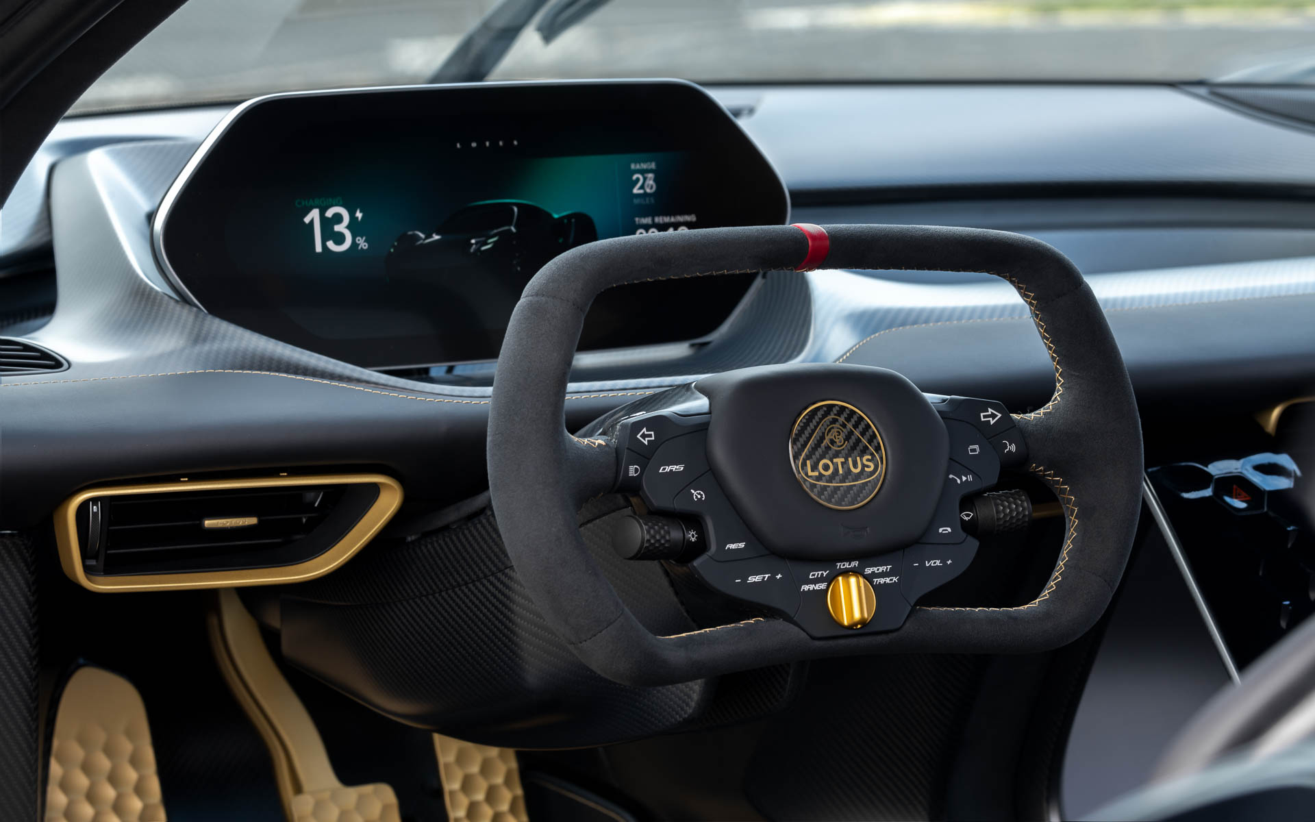 内装はブラックを基調にゴールドのコントラストステッチやアクセントパーツが用いられる