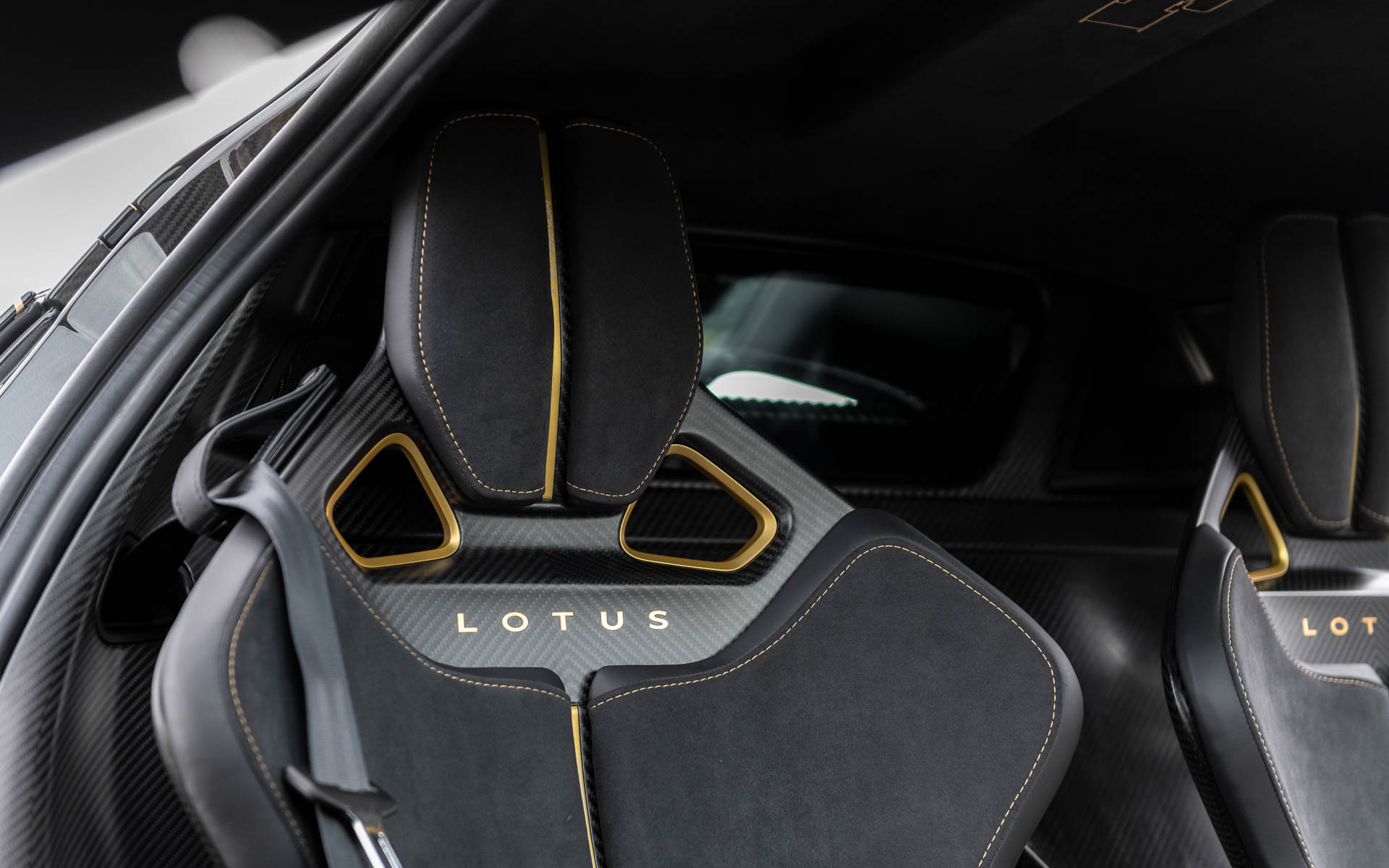 内装はブラックを基調にゴールドのコントラストステッチやアクセントパーツが用いられる