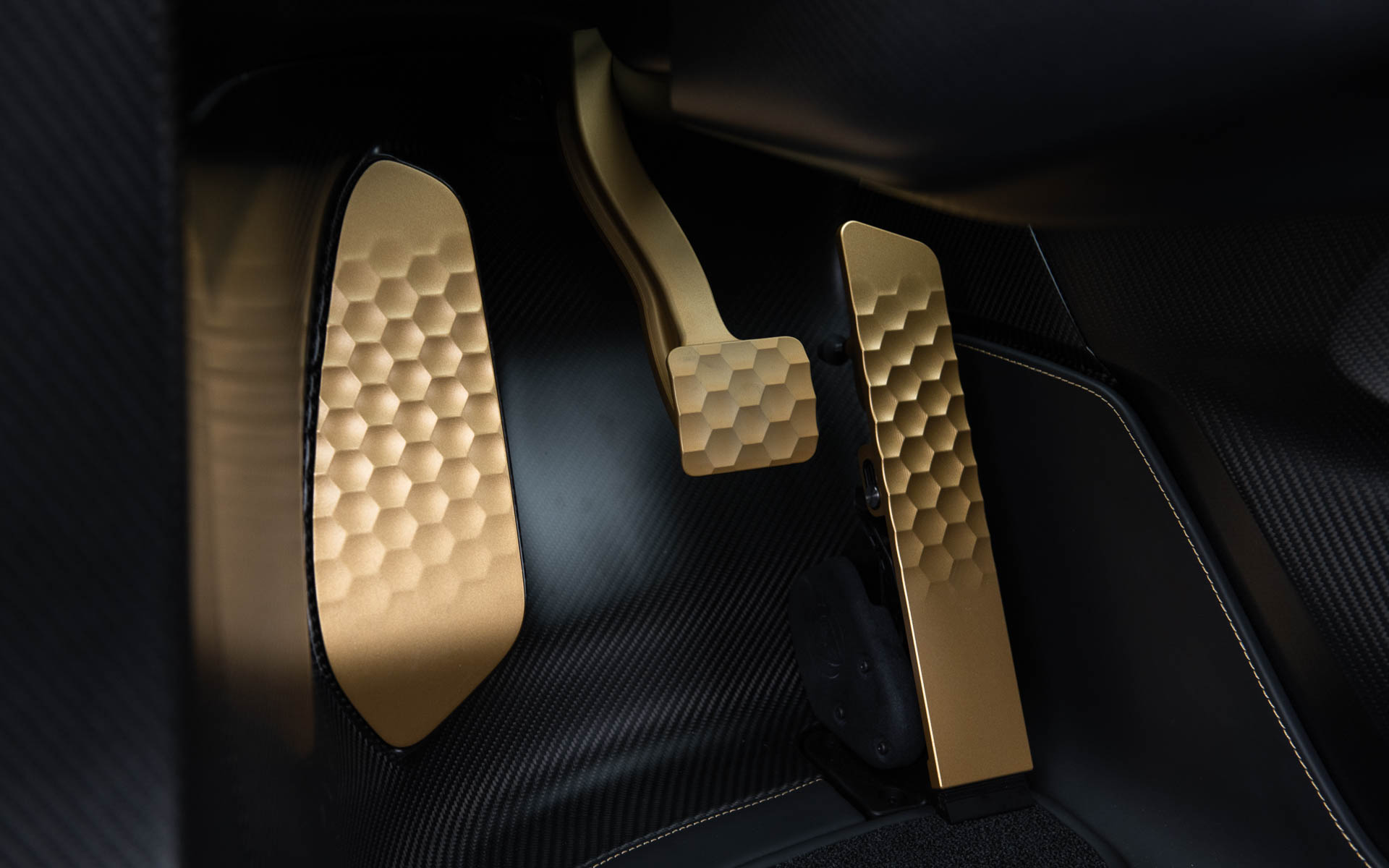 内装はブラックを基調にゴールドのコントラストステッチやアクセントパーツが用いられる