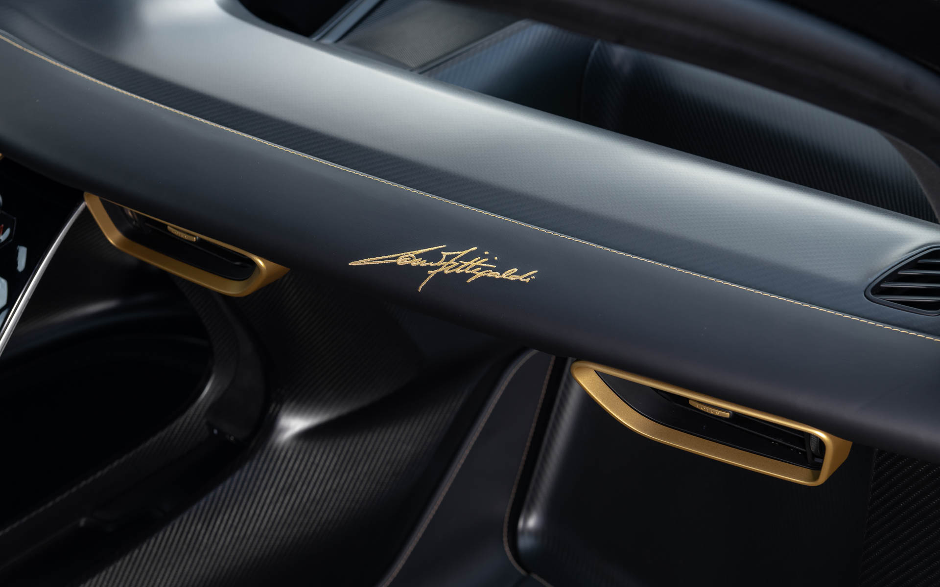 内装はブラックを基調にゴールドのコントラストステッチやアクセントパーツが用いられる