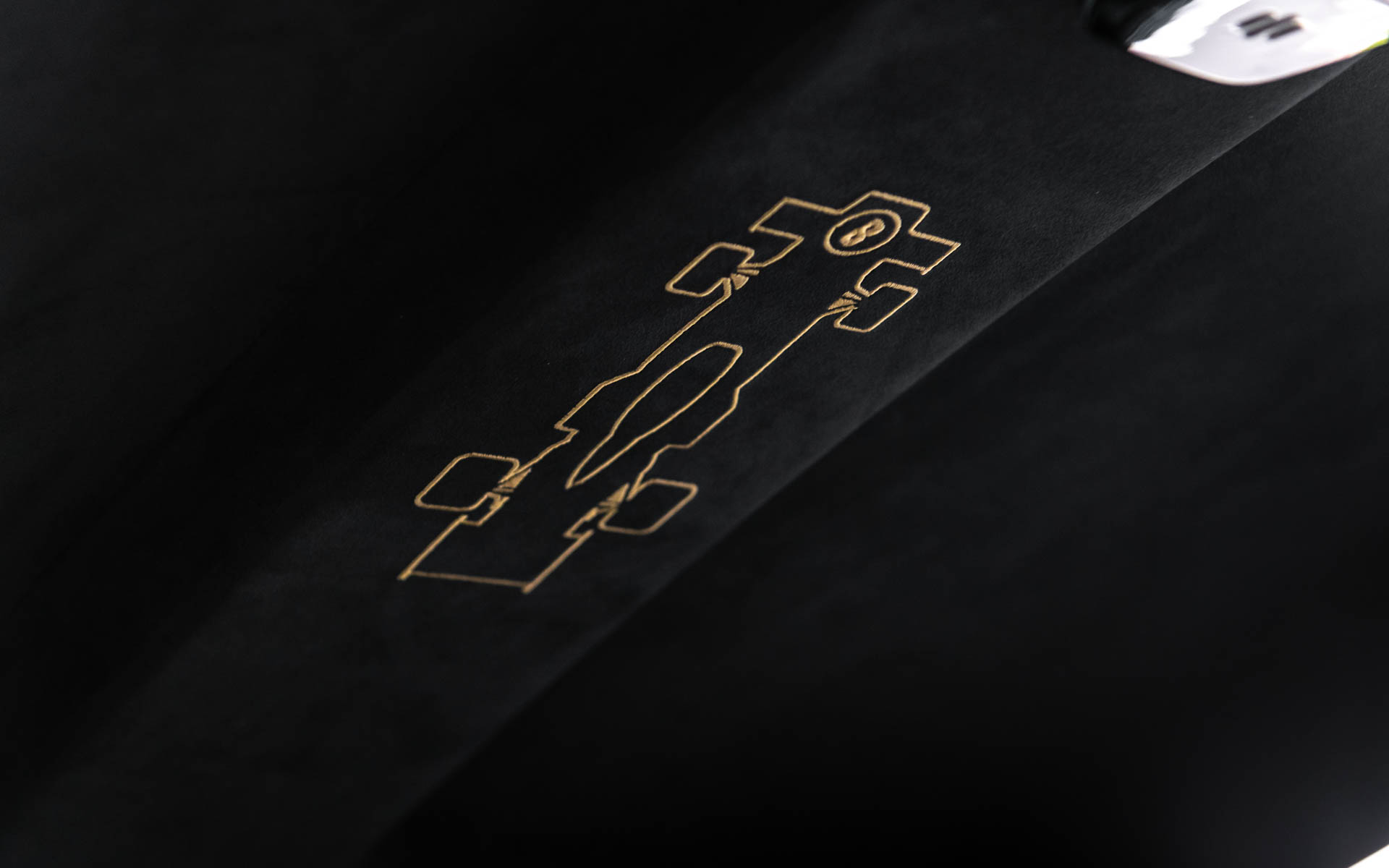 内装はブラックを基調にゴールドのコントラストステッチやアクセントパーツが用いられる