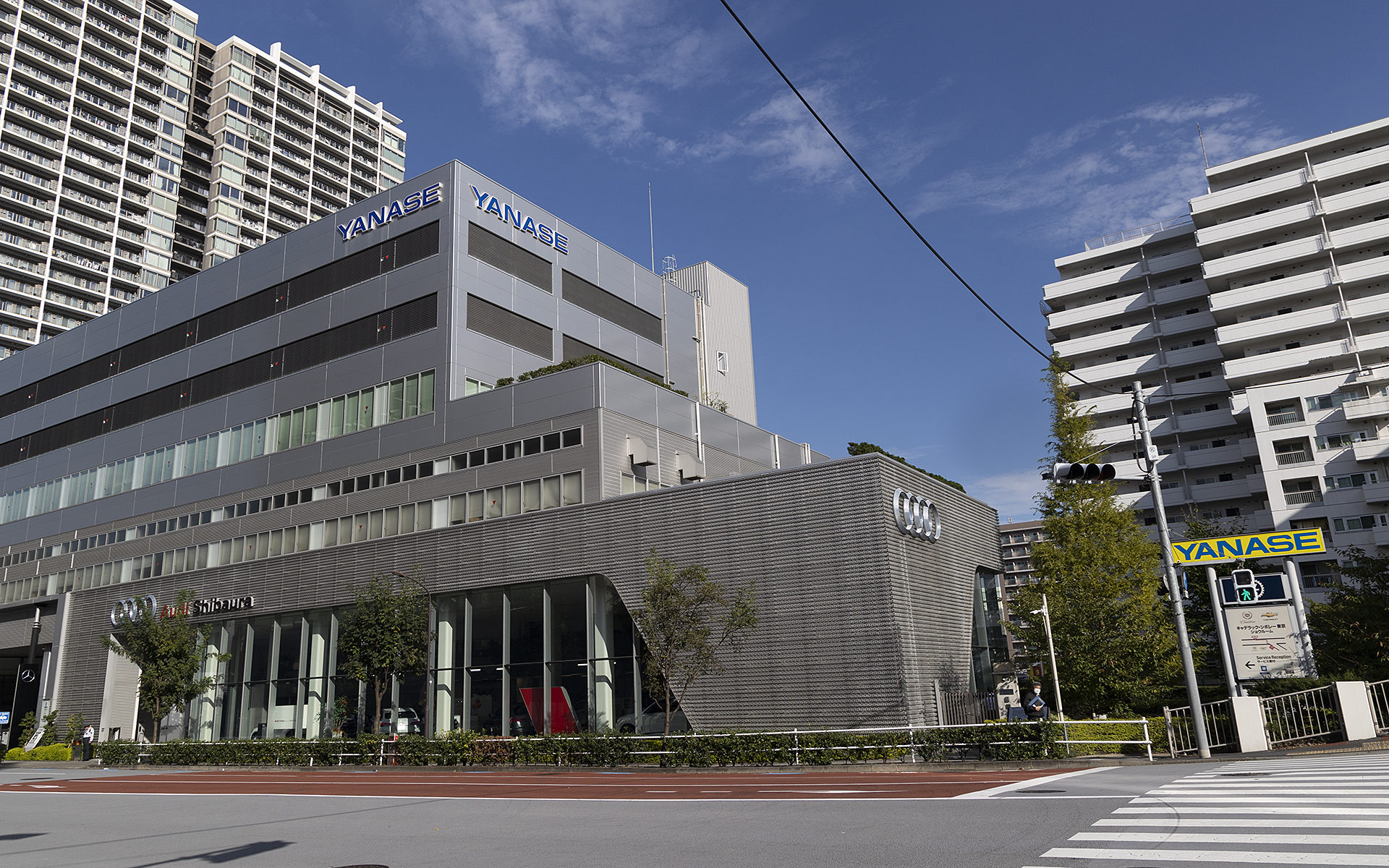 日本国内において11店舗のアウディ正規販売店を運営する（認定中古車センター含む）ヤナセオートモーティブ株式会社。アウディ正規販売店である「Audi芝浦」は東京都港区芝浦のヤナセ本社内にある