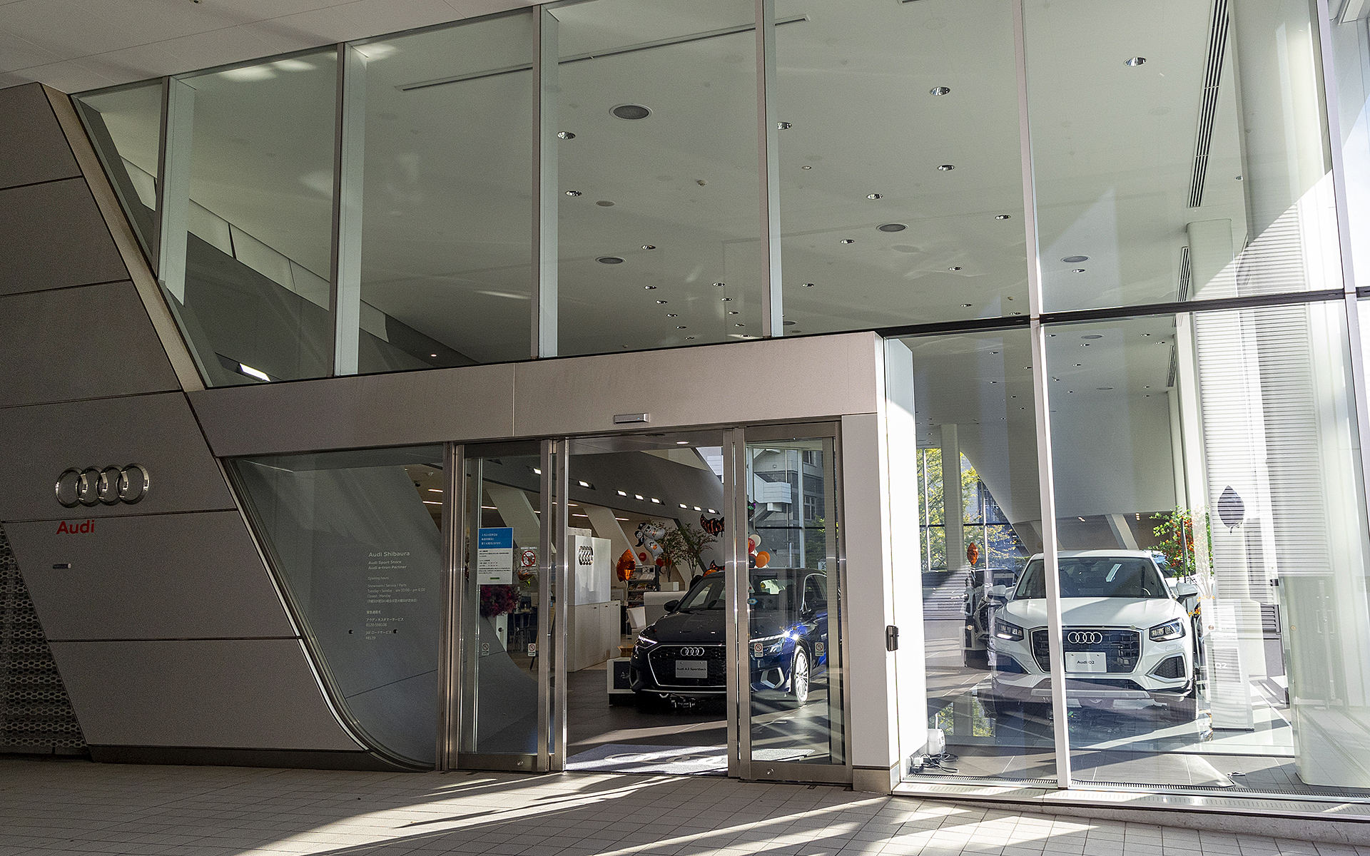 「芝浦のヤナセ」は日本の輸入車の歴史において象徴的なものでもあるだけに、ご存じの方も多いと思う。2012年に新社屋が竣工したのに伴い、アウディ正規販売店では最大のショールームになった