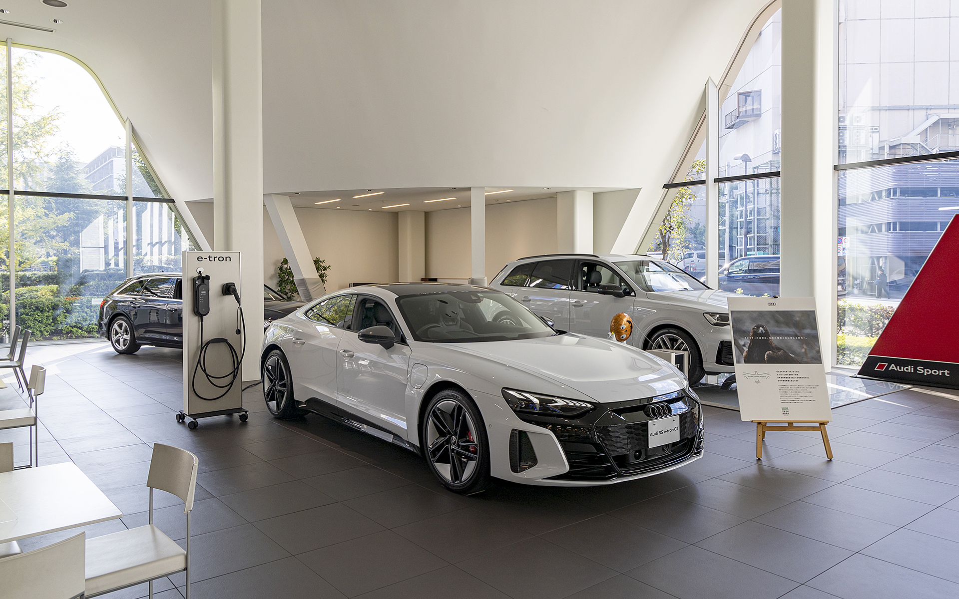 ショールームには「RS e-tron GT」も展示。アウディでは現在、BEV販売のスペシャリストの証となる「e-tron 資格認定制度」を設けており、ヤナセオートモーティブでe-tronを扱う店舗にもこの資格を持ったスタッフがいる