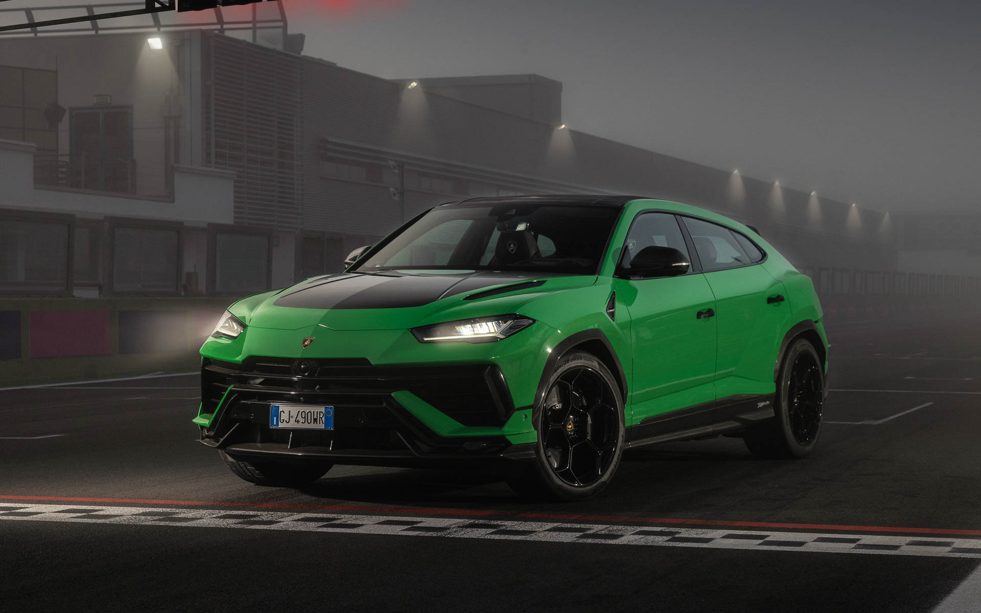 ウルス ペルフォルマンテのボディサイズは5137×2026×1618mm（全長×全幅×全高。全幅はミラーを除く）、ホイールベースは3006mm。ボディを軽量化し、車両重量は2150kgとした