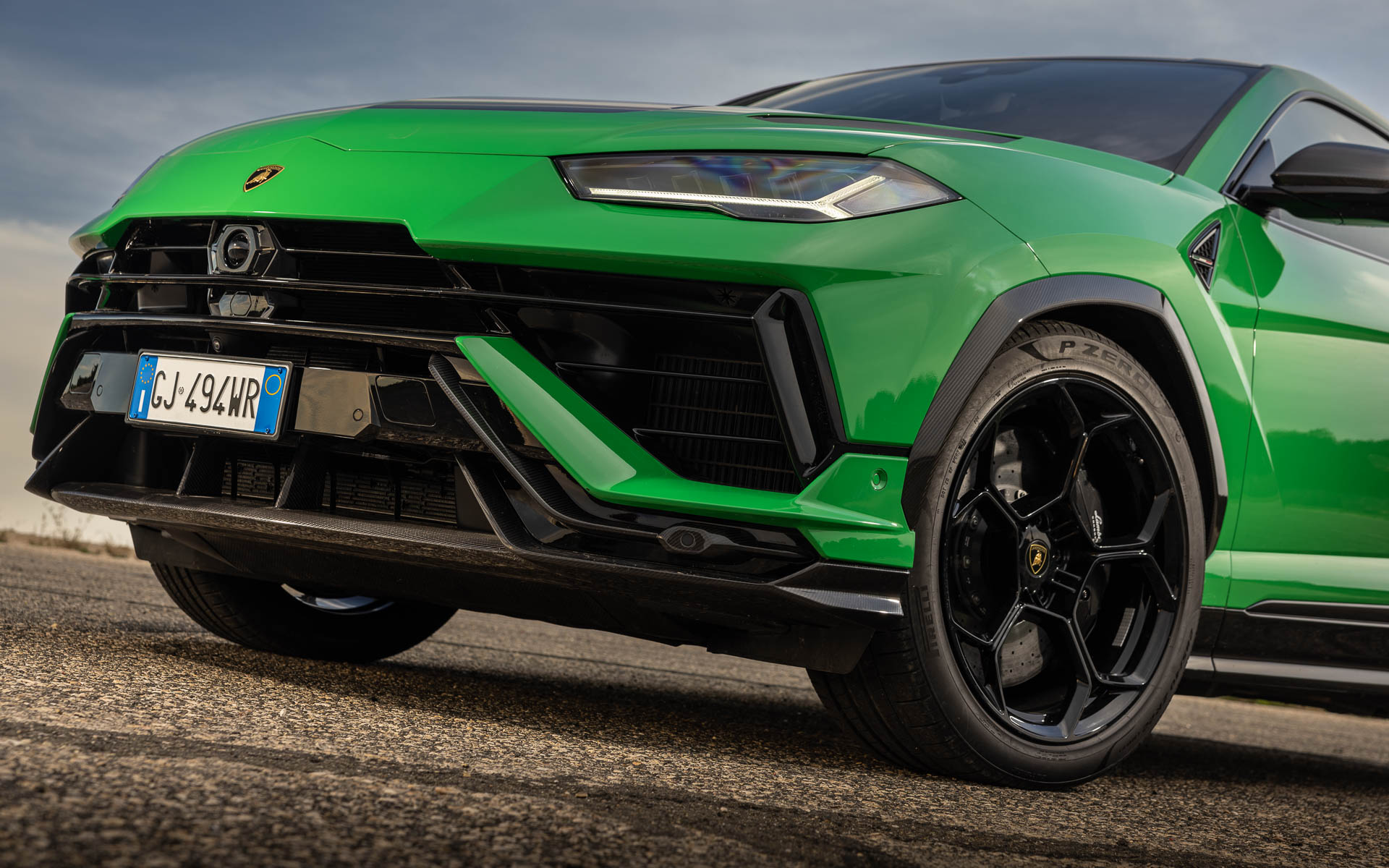 カーボンファイバー製のフロントバンパーやスプリッターを採用するほか、フロントエアインテークによってエンジン冷却性能を向上。気流をフロントホイールの上に導く新エアカーテンや、リアダウンフォースを増加させる新設計のリアスポイラーを装着している。標準タイヤサイズはフロント285/40ZR22、リア325/35ZR22で、純正タイヤはピレリ「P ZERO」を装着する