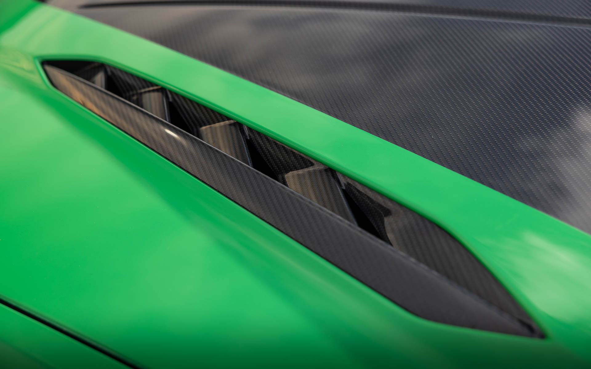 カーボンファイバー製のフロントバンパーやスプリッターを採用するほか、フロントエアインテークによってエンジン冷却性能を向上。気流をフロントホイールの上に導く新エアカーテンや、リアダウンフォースを増加させる新設計のリアスポイラーを装着している。標準タイヤサイズはフロント285/40ZR22、リア325/35ZR22で、純正タイヤはピレリ「P ZERO」を装着する