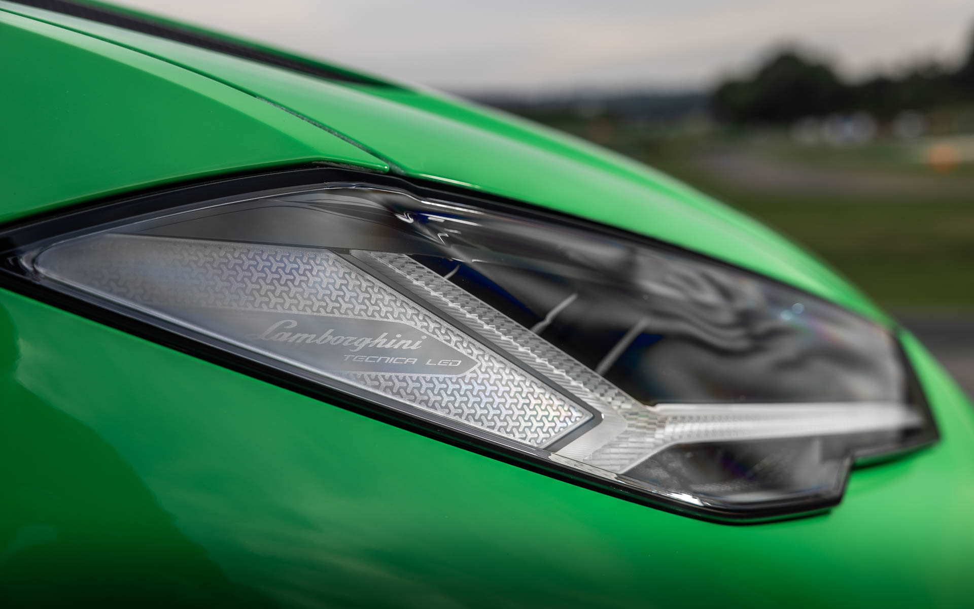 カーボンファイバー製のフロントバンパーやスプリッターを採用するほか、フロントエアインテークによってエンジン冷却性能を向上。気流をフロントホイールの上に導く新エアカーテンや、リアダウンフォースを増加させる新設計のリアスポイラーを装着している。標準タイヤサイズはフロント285/40ZR22、リア325/35ZR22で、純正タイヤはピレリ「P ZERO」を装着する