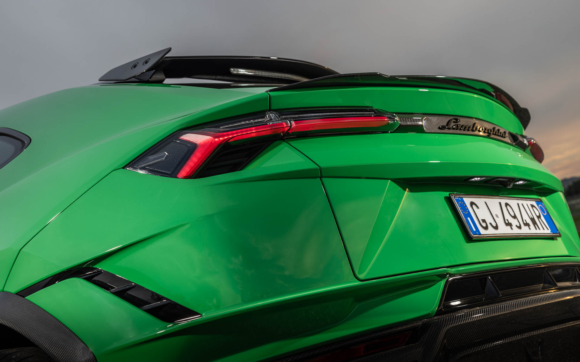 カーボンファイバー製のフロントバンパーやスプリッターを採用するほか、フロントエアインテークによってエンジン冷却性能を向上。気流をフロントホイールの上に導く新エアカーテンや、リアダウンフォースを増加させる新設計のリアスポイラーを装着している。標準タイヤサイズはフロント285/40ZR22、リア325/35ZR22で、純正タイヤはピレリ「P ZERO」を装着する