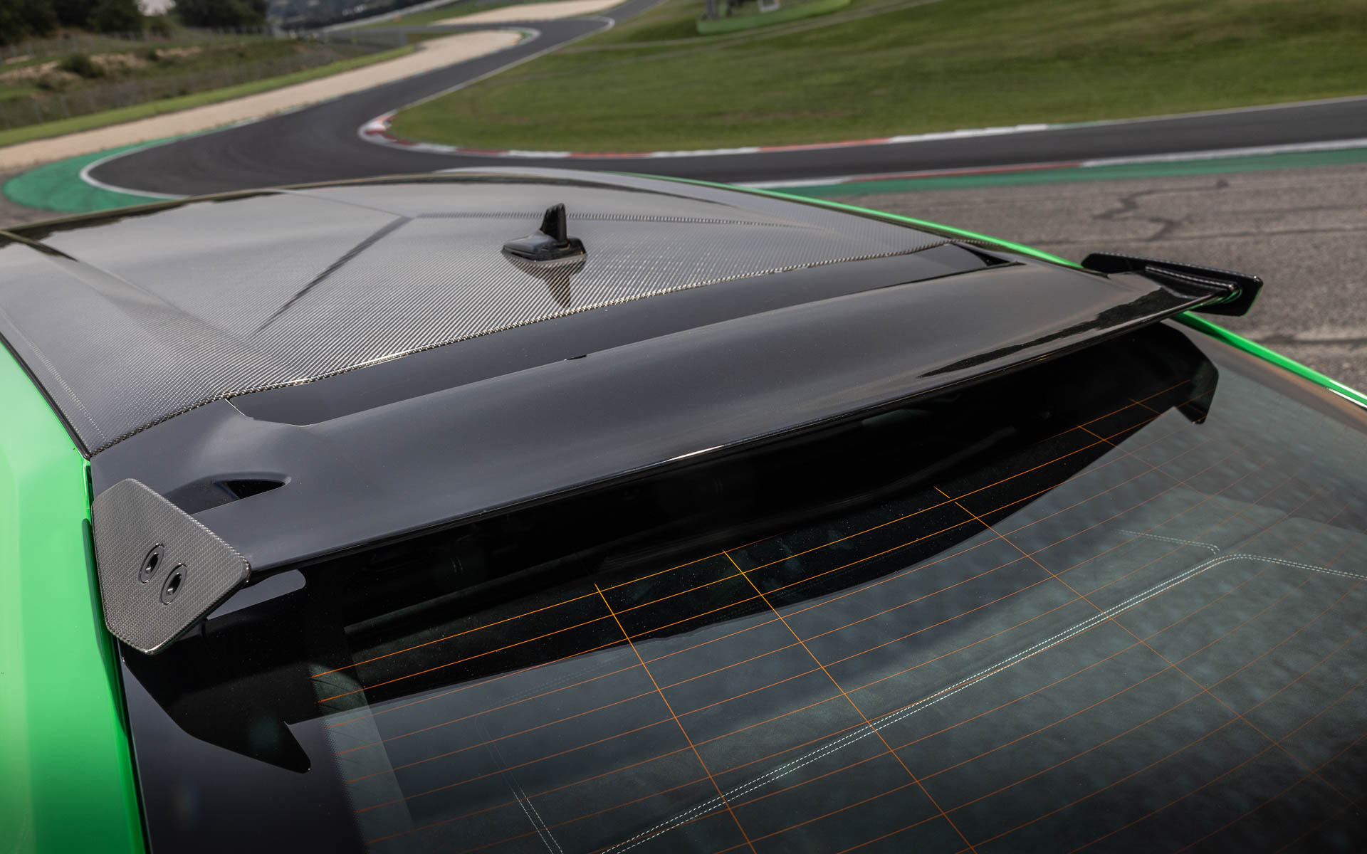 カーボンファイバー製のフロントバンパーやスプリッターを採用するほか、フロントエアインテークによってエンジン冷却性能を向上。気流をフロントホイールの上に導く新エアカーテンや、リアダウンフォースを増加させる新設計のリアスポイラーを装着している。標準タイヤサイズはフロント285/40ZR22、リア325/35ZR22で、純正タイヤはピレリ「P ZERO」を装着する