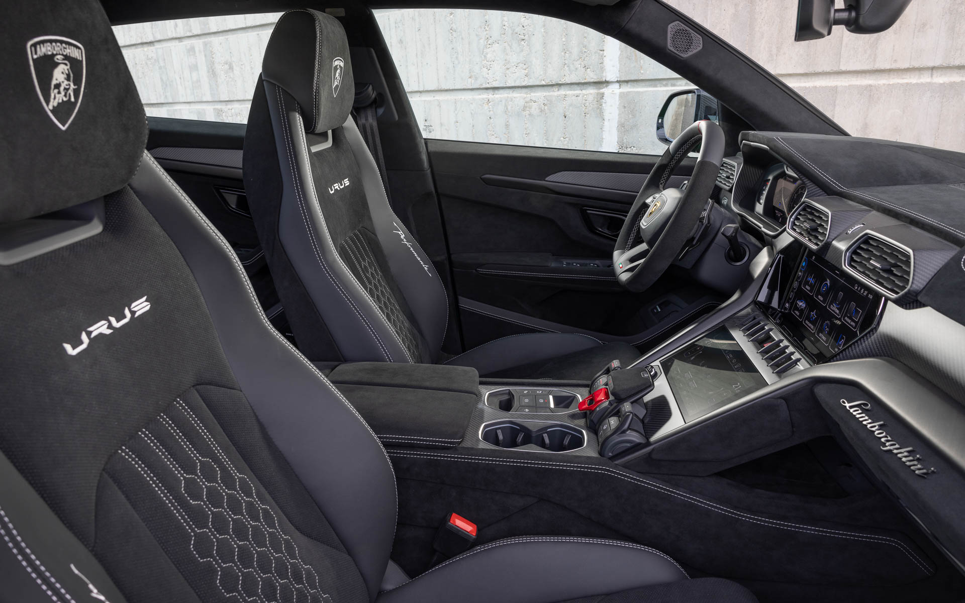 ウルス ペルフォルマンテのインテリアは、標準ではNero Cosmus（ブラック）のアルカンターラに六角形デザインのシートステッチを施した「Performanteトリム」を採用し、オプションでレザーを選択することも可能。オプションとしてインテリアのディテールをマットブラック仕上げにできる「Dark Package」や、特別注文システムのアド・ペルソナムも利用できる