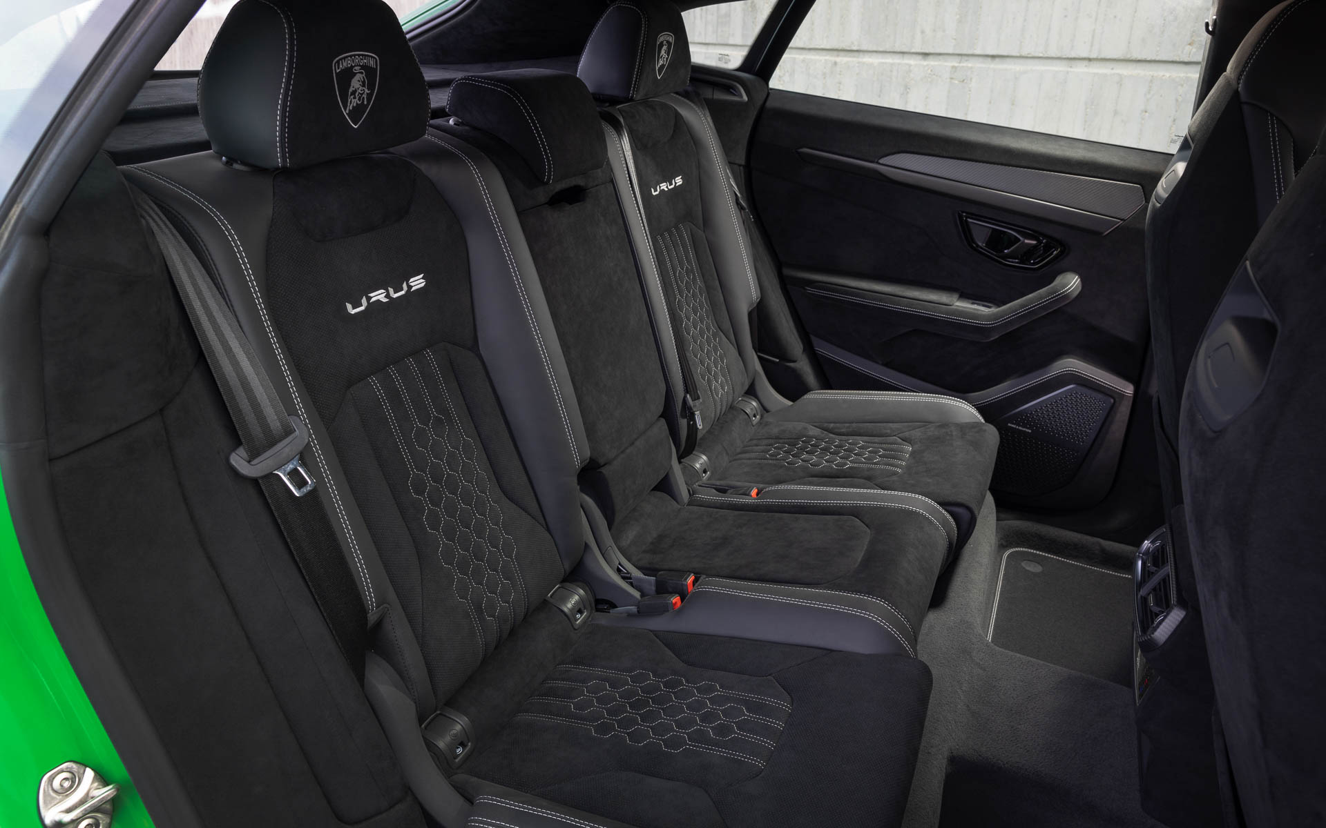 ウルス ペルフォルマンテのインテリアは、標準ではNero Cosmus（ブラック）のアルカンターラに六角形デザインのシートステッチを施した「Performanteトリム」を採用し、オプションでレザーを選択することも可能。オプションとしてインテリアのディテールをマットブラック仕上げにできる「Dark Package」や、特別注文システムのアド・ペルソナムも利用できる