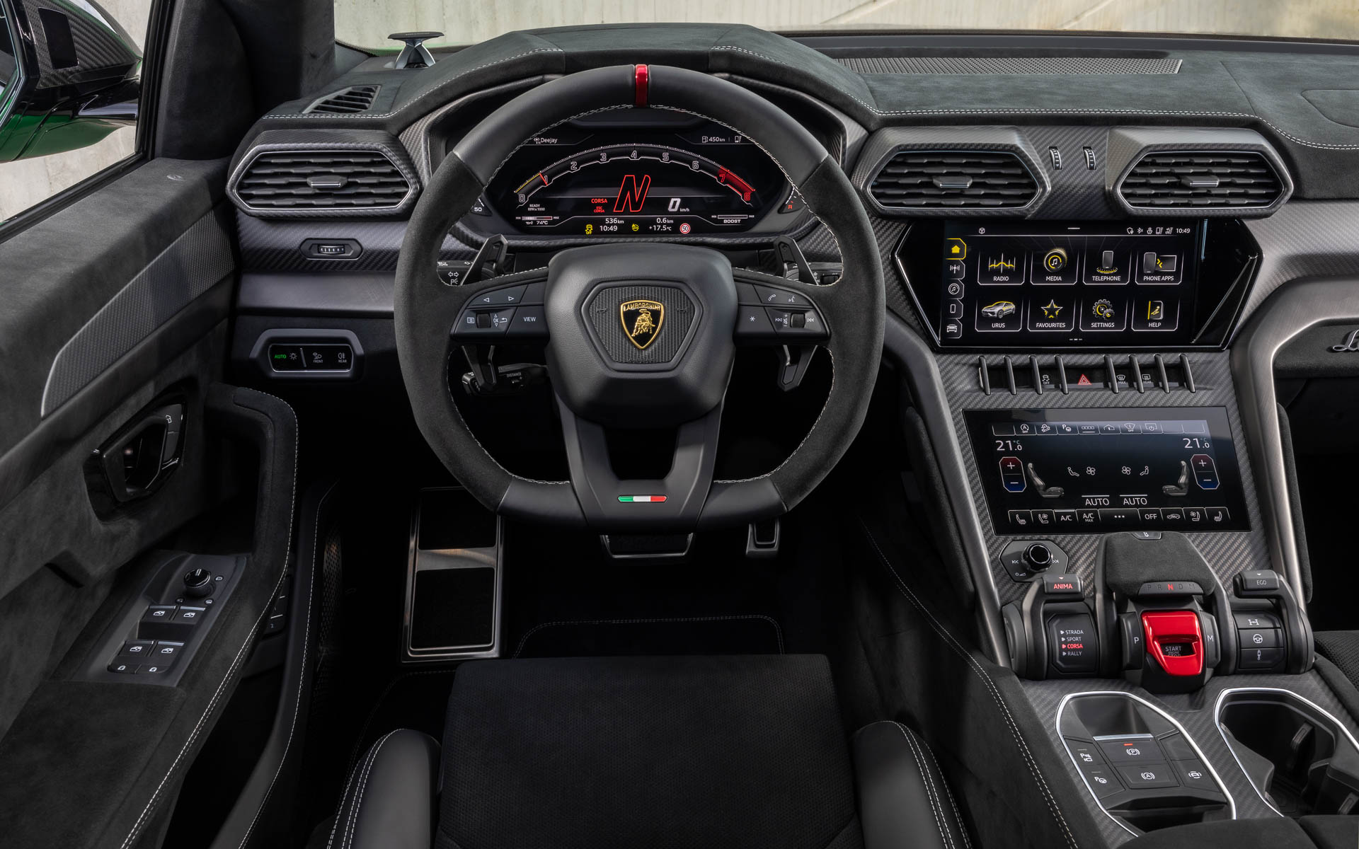 ウルス ペルフォルマンテのインテリアは、標準ではNero Cosmus（ブラック）のアルカンターラに六角形デザインのシートステッチを施した「Performanteトリム」を採用し、オプションでレザーを選択することも可能。オプションとしてインテリアのディテールをマットブラック仕上げにできる「Dark Package」や、特別注文システムのアド・ペルソナムも利用できる