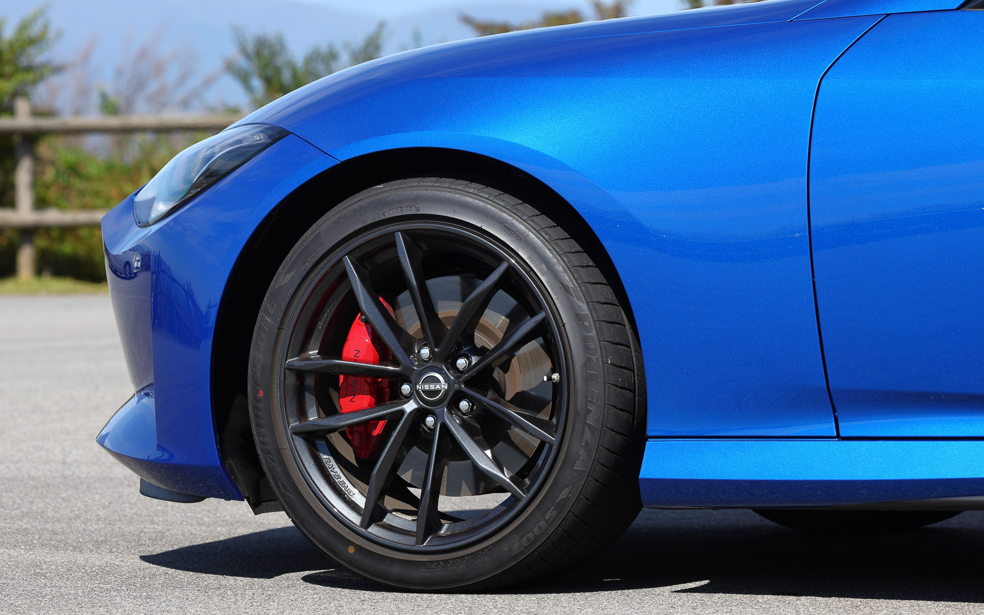 Version STはレイズ製19インチ鍛造アルミホイールを標準装備し、タイヤはブリヂストン「POTENZA S007」（フロント255/40R19、リア275/35R19）。4輪アルミキャリパー対向ピストンブレーキ（フロント4ピストン、リア2ピストン）や機械式LSDも与えられる