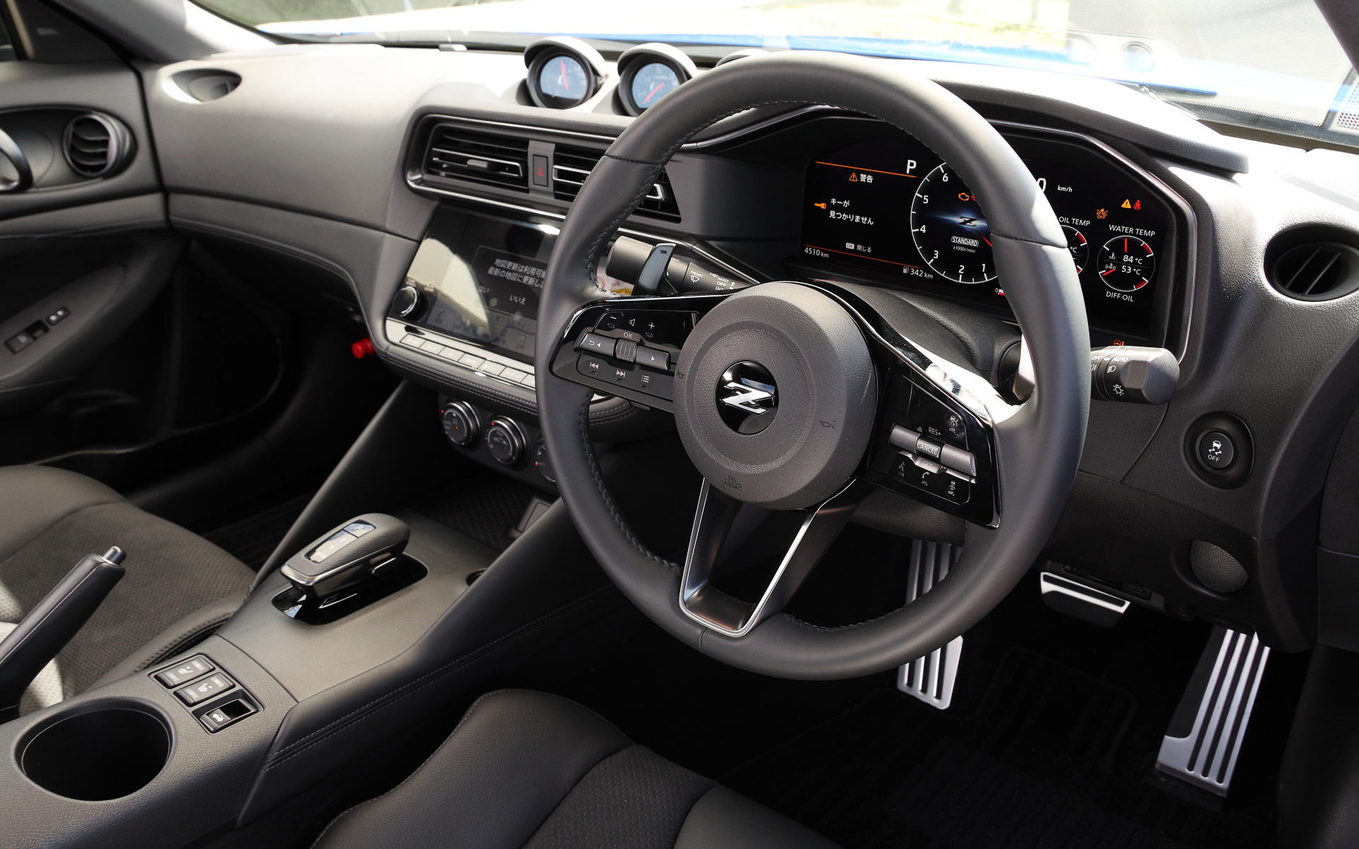 インテリアではセンタークラスターにS30型の3連サブメーターとエアコン吹き出し口、コントロールスイッチ類を積み上げた操作性に優れたデザインを現代的な技法で再構築。また、インストルメントパネル上の3連サブメーター(ブースト計、ターボ回転計、電圧計)は、歴代フェアレディZ同様の電圧計と走行中ターボの状態を把握できる2つのメーターをレイアウトした。シートについてはNISMOの開発で培ったノウハウを活かし、ホールド性とフィット感を向上。シートバックにスエードを採用する。なお、新型ではACCやエマージェンシーブレーキといった先進安全装備も与えられる