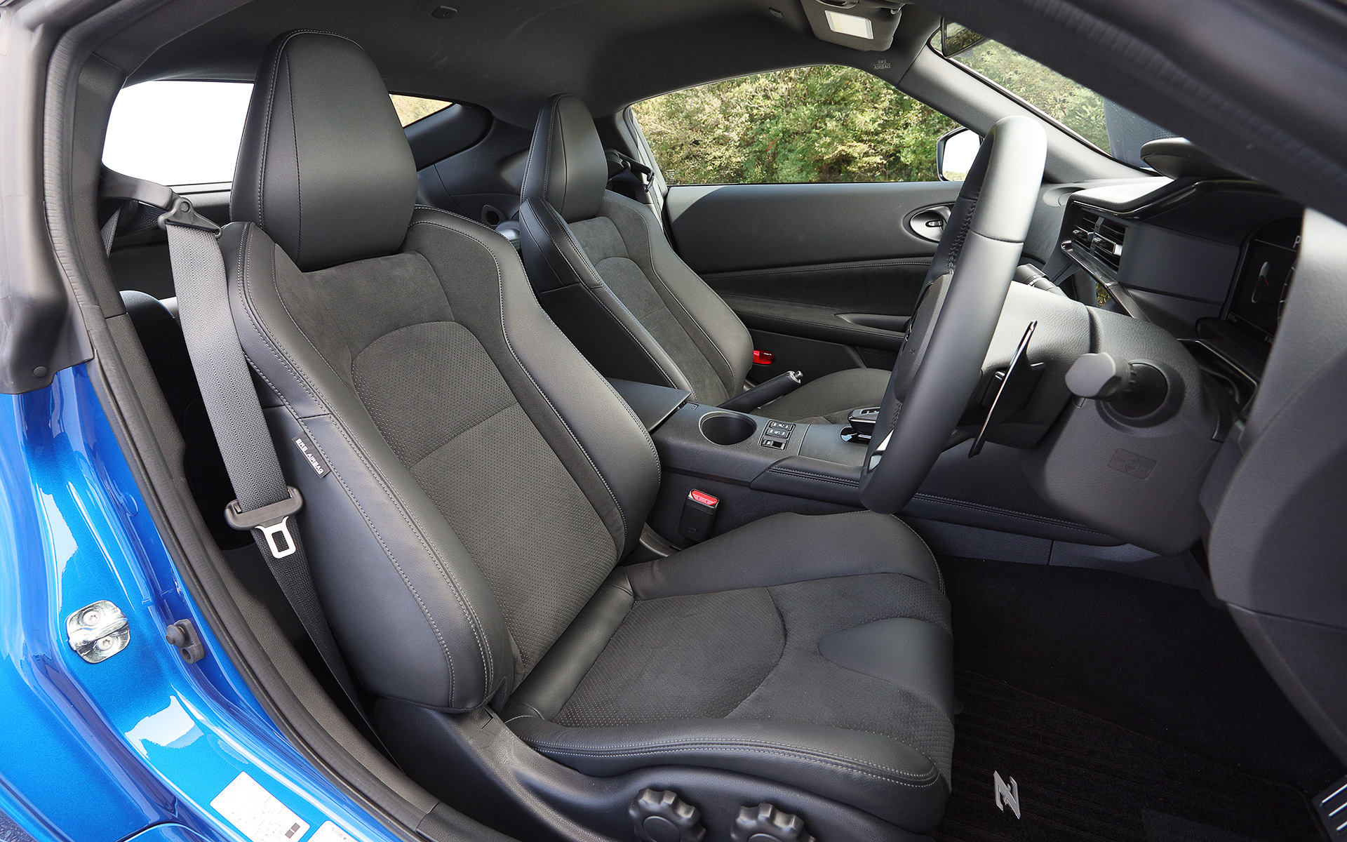 インテリアではセンタークラスターにS30型の3連サブメーターとエアコン吹き出し口、コントロールスイッチ類を積み上げた操作性に優れたデザインを現代的な技法で再構築。また、インストルメントパネル上の3連サブメーター(ブースト計、ターボ回転計、電圧計)は、歴代フェアレディZ同様の電圧計と走行中ターボの状態を把握できる2つのメーターをレイアウトした。シートについてはNISMOの開発で培ったノウハウを活かし、ホールド性とフィット感を向上。シートバックにスエードを採用する。なお、新型ではACCやエマージェンシーブレーキといった先進安全装備も与えられる