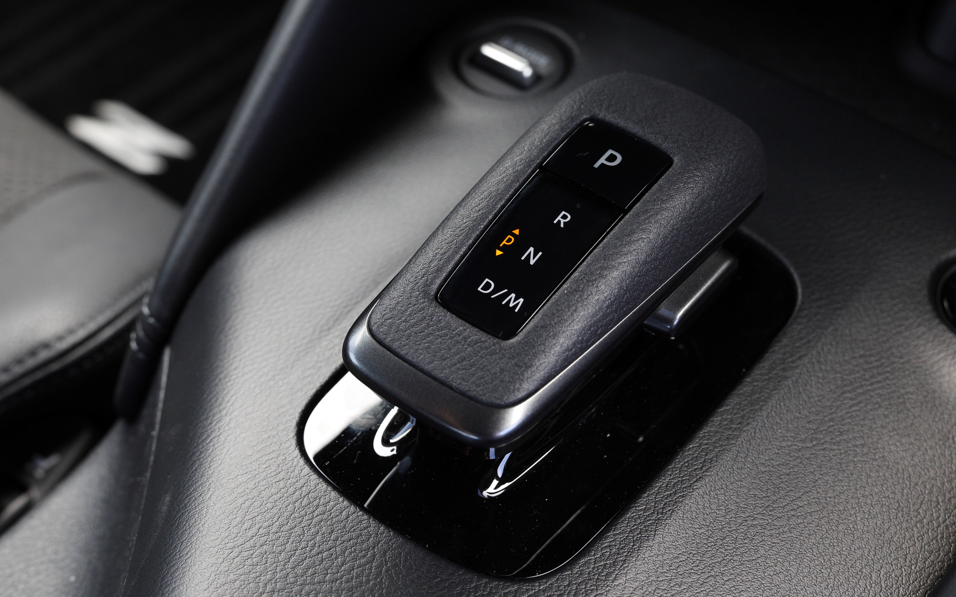 インテリアではセンタークラスターにS30型の3連サブメーターとエアコン吹き出し口、コントロールスイッチ類を積み上げた操作性に優れたデザインを現代的な技法で再構築。また、インストルメントパネル上の3連サブメーター(ブースト計、ターボ回転計、電圧計)は、歴代フェアレディZ同様の電圧計と走行中ターボの状態を把握できる2つのメーターをレイアウトした。シートについてはNISMOの開発で培ったノウハウを活かし、ホールド性とフィット感を向上。シートバックにスエードを採用する。なお、新型ではACCやエマージェンシーブレーキといった先進安全装備も与えられる