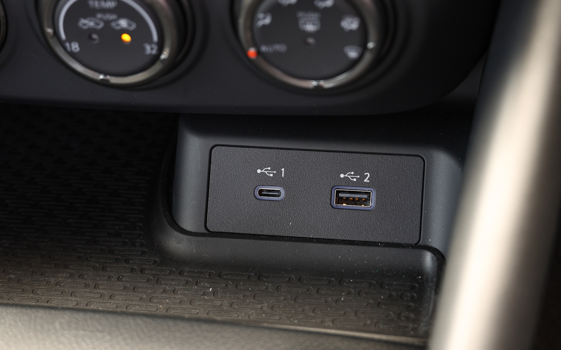 インテリアではセンタークラスターにS30型の3連サブメーターとエアコン吹き出し口、コントロールスイッチ類を積み上げた操作性に優れたデザインを現代的な技法で再構築。また、インストルメントパネル上の3連サブメーター(ブースト計、ターボ回転計、電圧計)は、歴代フェアレディZ同様の電圧計と走行中ターボの状態を把握できる2つのメーターをレイアウトした。シートについてはNISMOの開発で培ったノウハウを活かし、ホールド性とフィット感を向上。シートバックにスエードを採用する。なお、新型ではACCやエマージェンシーブレーキといった先進安全装備も与えられる