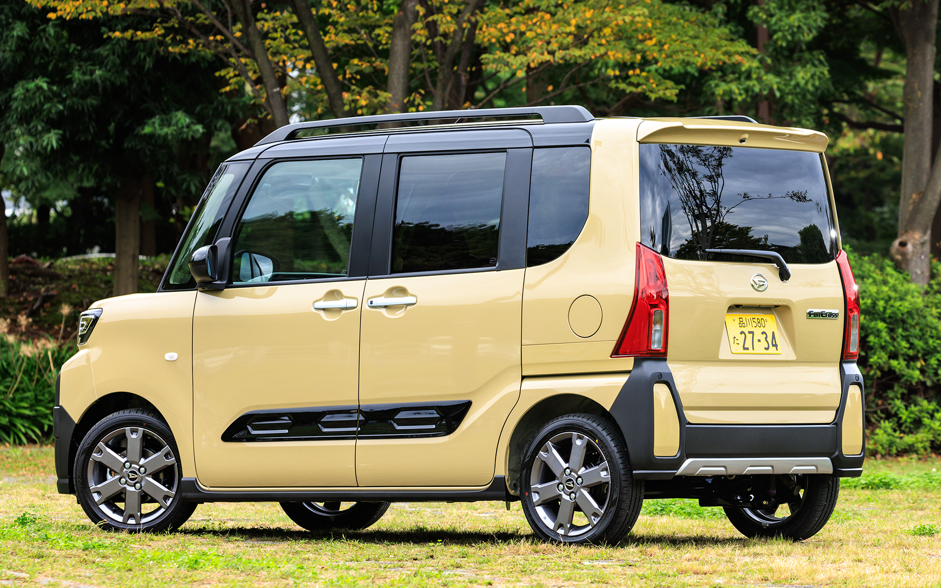 撮影車両はタント ファンクロス ターボ。ボディカラーはサンドベージュメタリック×ブラックマイカの2トーン