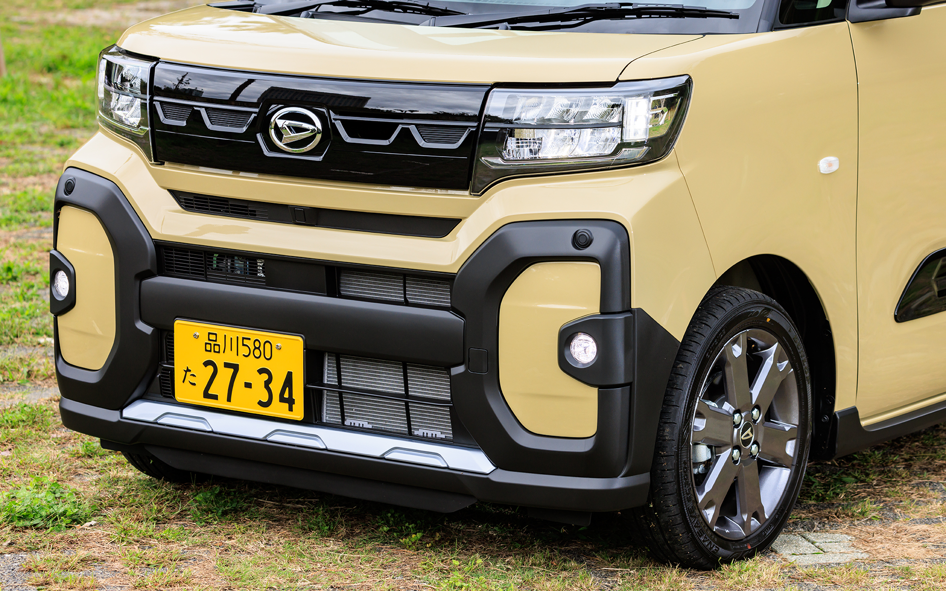 他のモデルと大きく異なるのが顔つき。樹脂パーツによるガード風のアクセントによりタフさを演出