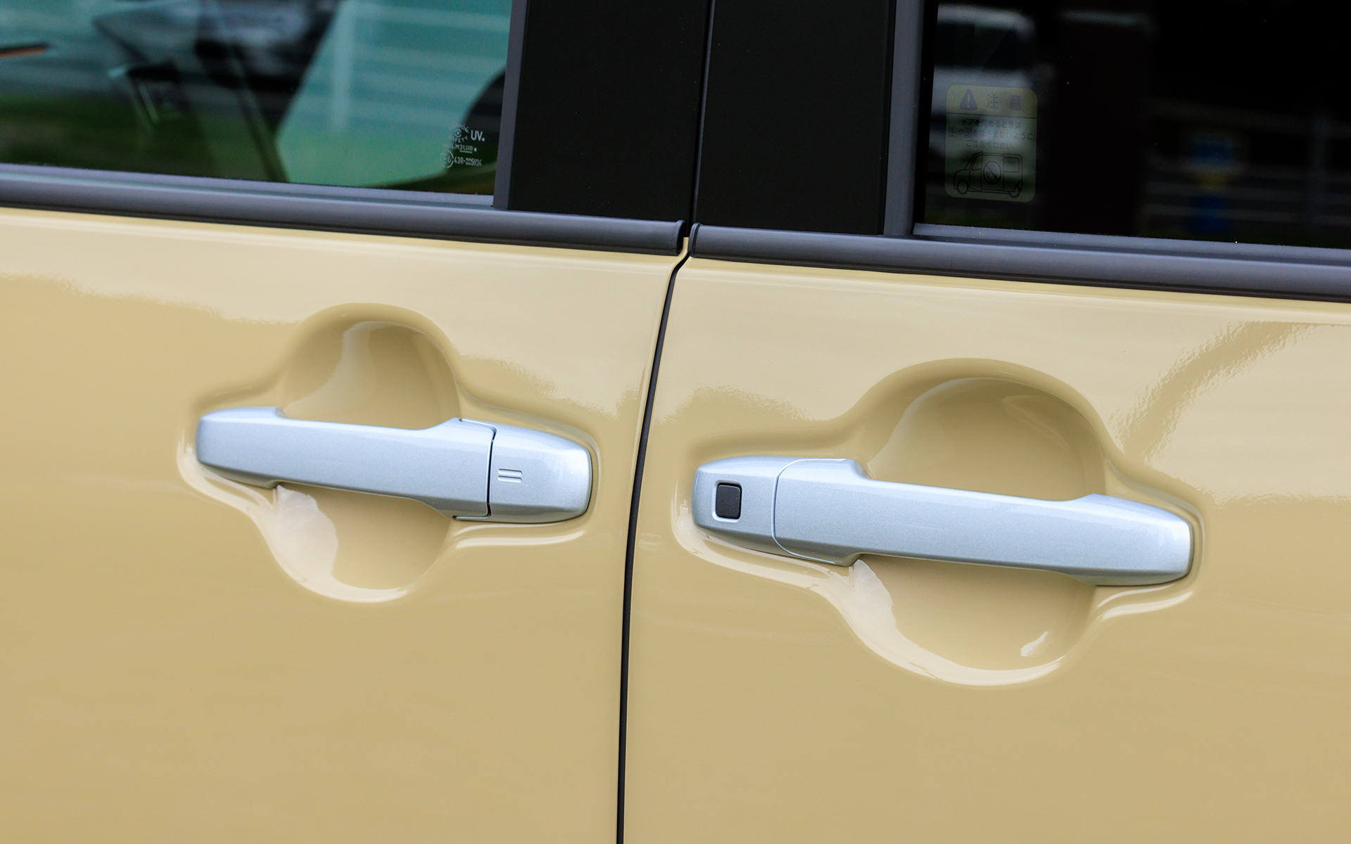 助手席ドアは半ドアを防ぐイージークローザー付。パワースライドドアも標準