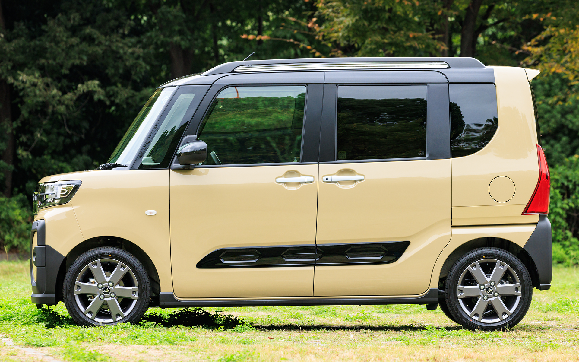 センターピラーレス＆スライドドアを組み合わせたミラクルオープンドアは乗降性バツグン。4代目になって16mm低床化されているのも体感的には大きい