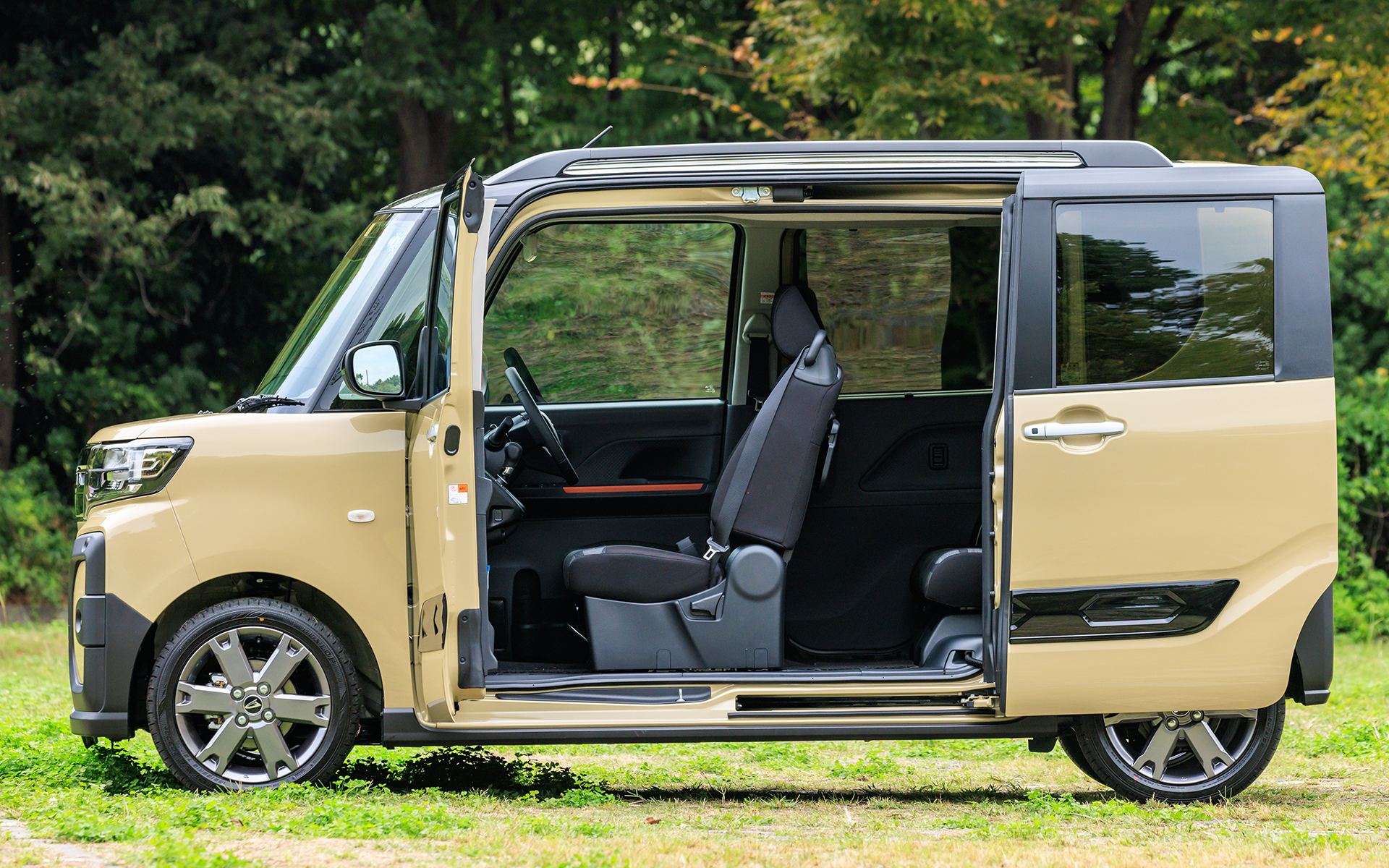 センターピラーレス＆スライドドアを組み合わせたミラクルオープンドアは乗降性バツグン。4代目になって16mm低床化されているのも体感的には大きい