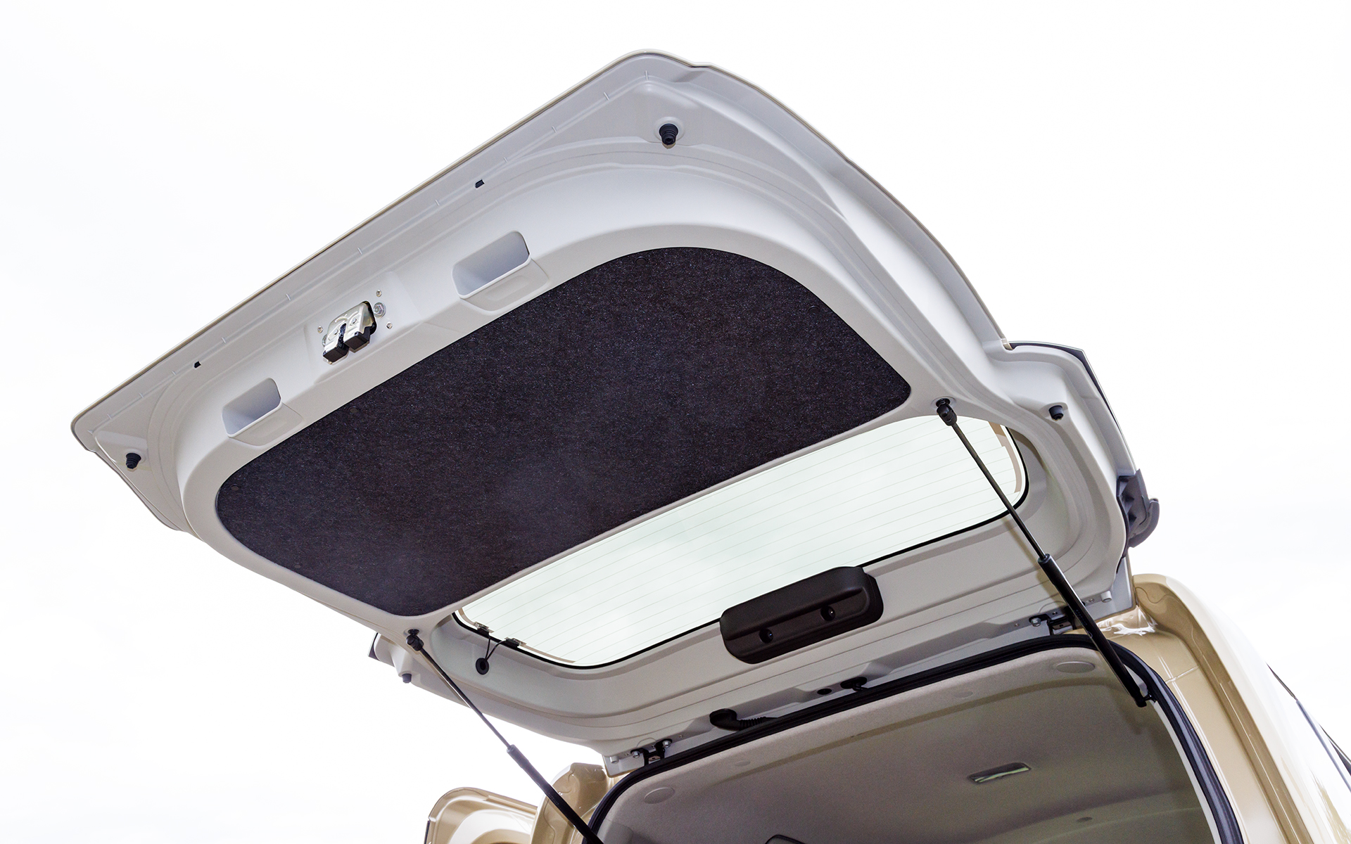 リアゲートなど外板の多くが樹脂化されている