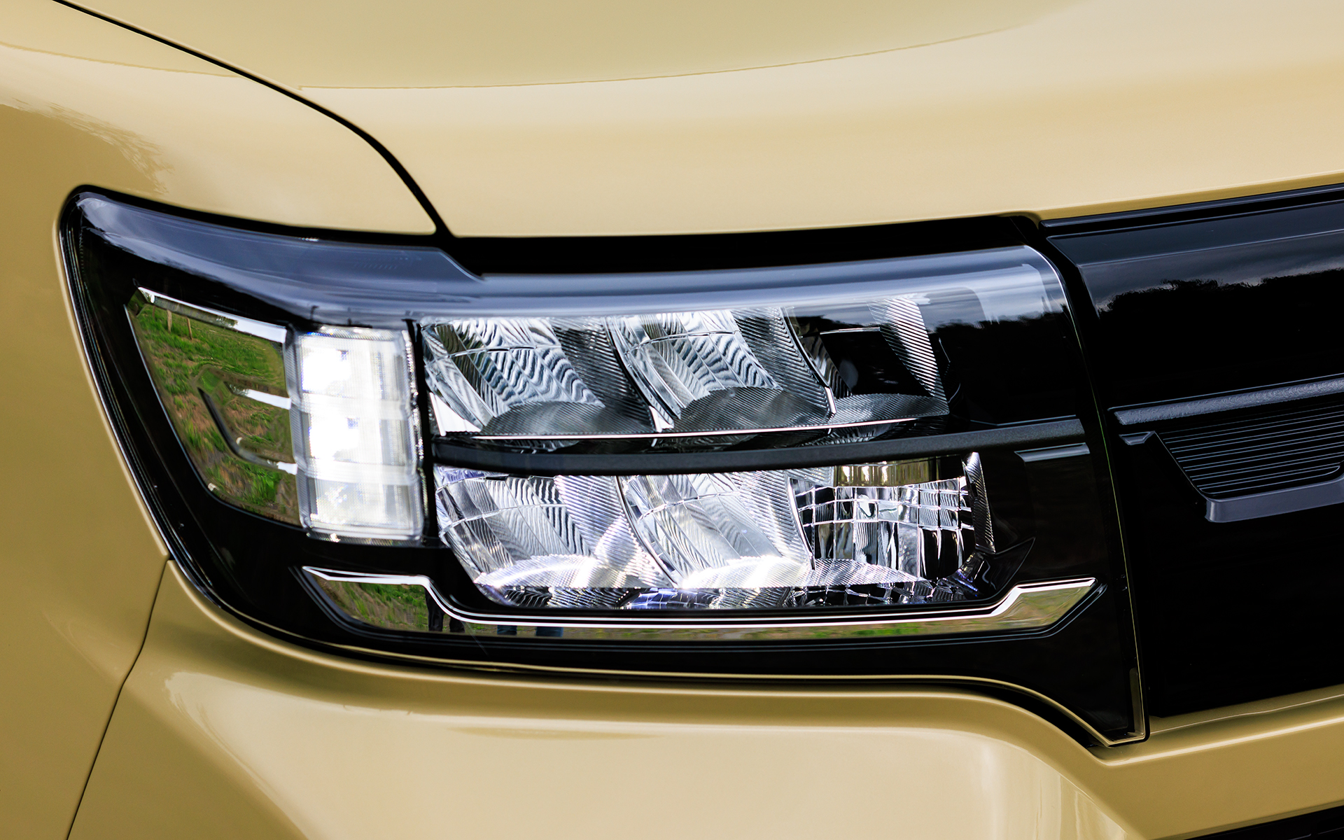 専用デザインのヘッドライト。フルLEDタイプでオートライトやマニュアルレベリング機能付