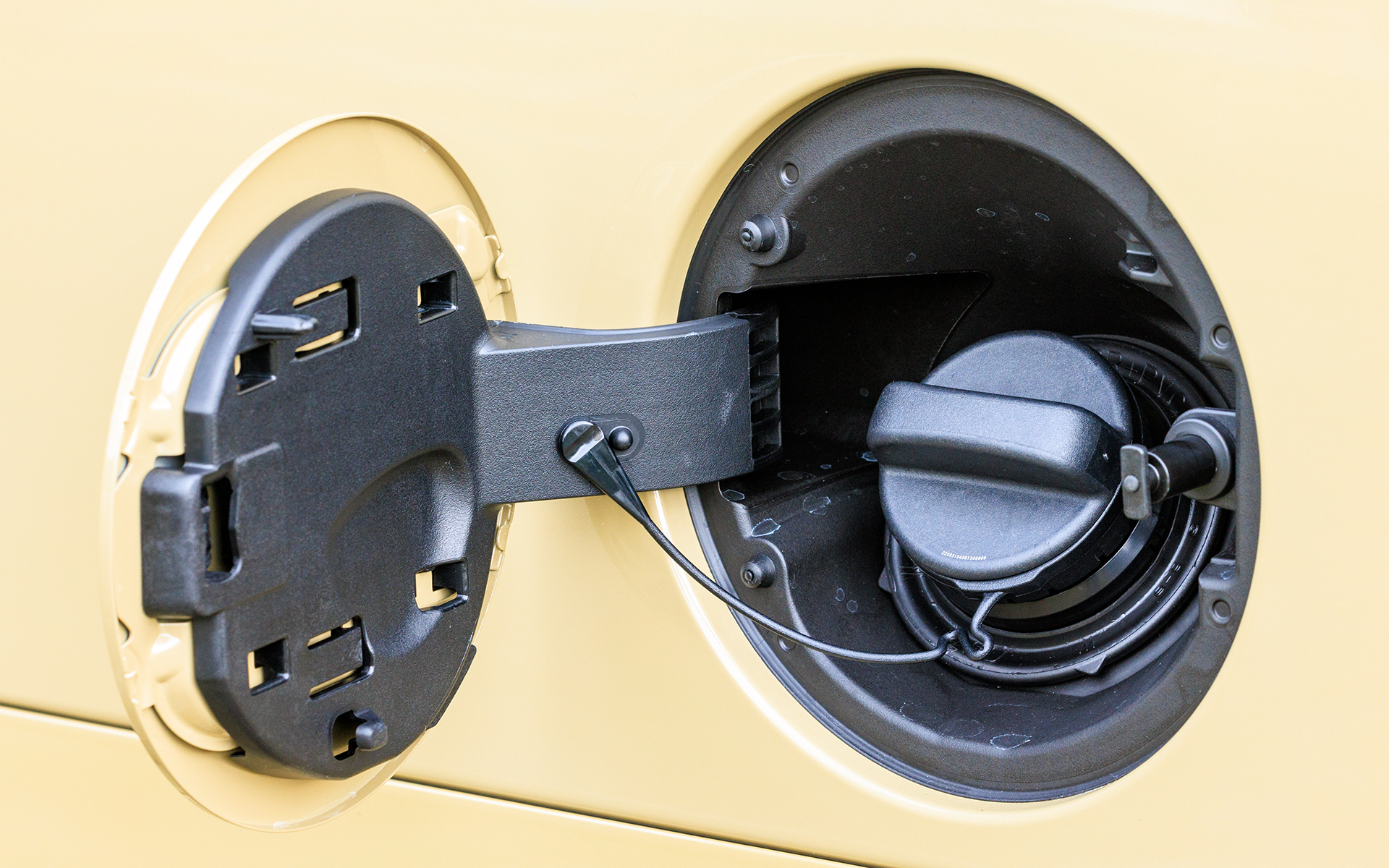 燃料はターボ車、NA車ともに無鉛レギュラーガソリン仕様。タンク容量は30L