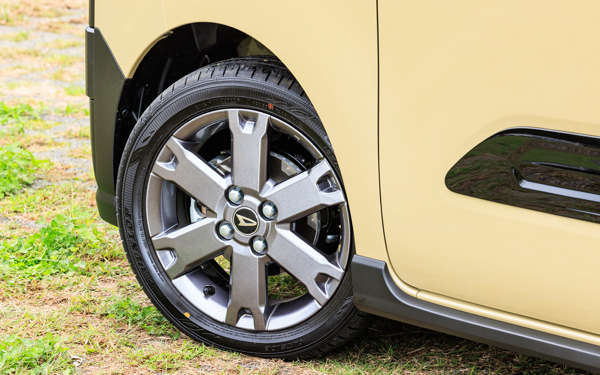 ターボ車、NA車ともにガンメタ塗装のアルミホイールが標準。タイヤサイズは前者が165/55R15、後者は155/65R14