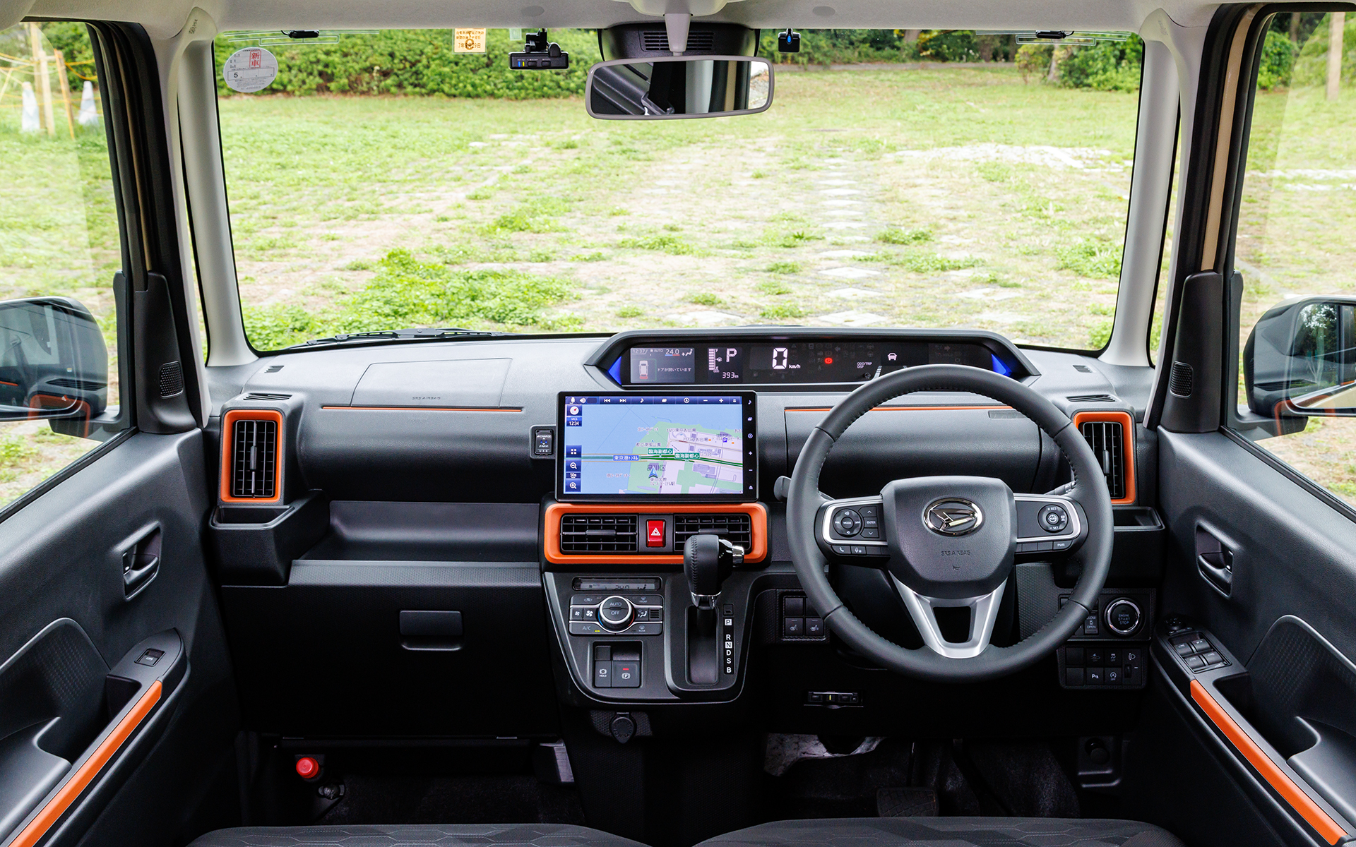 ブラック基調にオレンジのアクセントカラーを配置。ハイトワゴンらしい広々とした空間は視界も良好だ