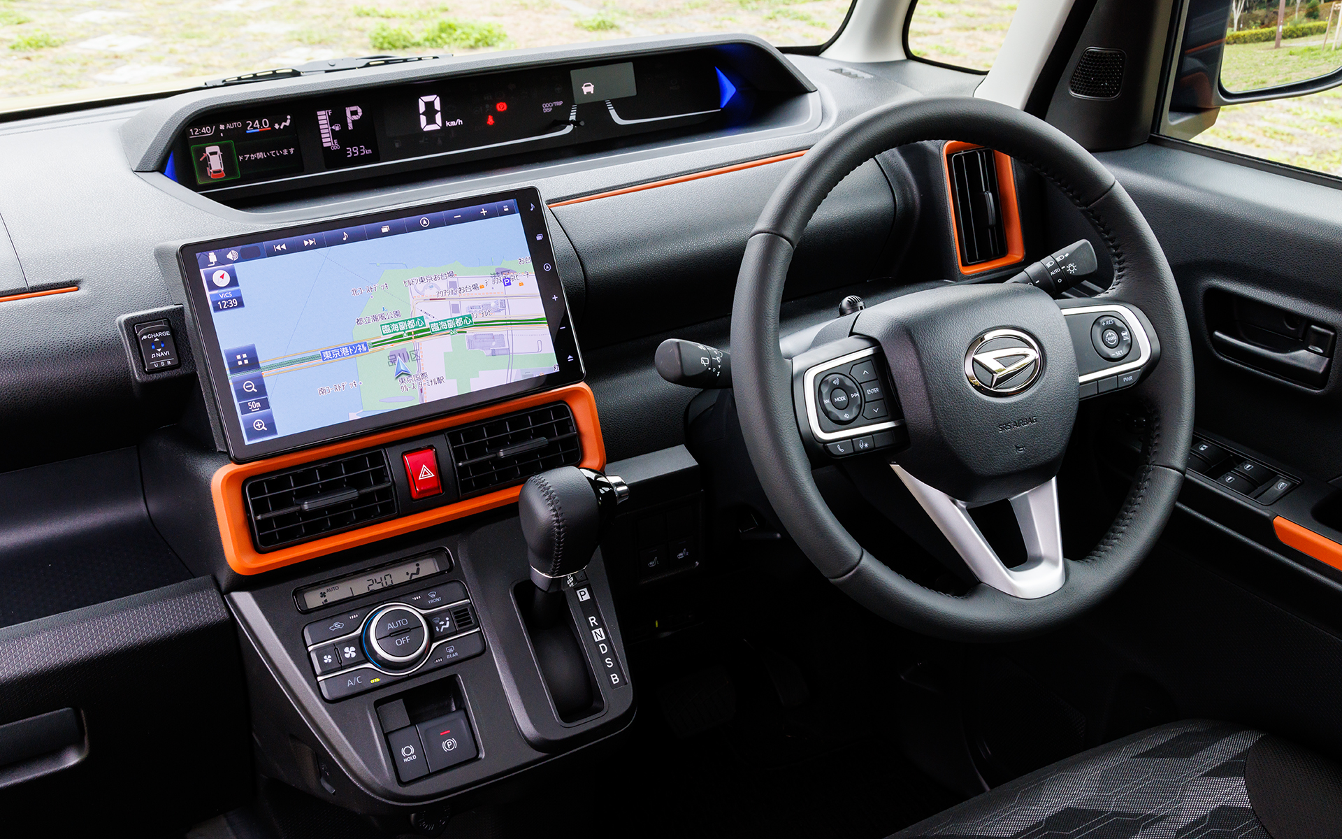 ターボ車はステアリングとシフトノブが本革巻。