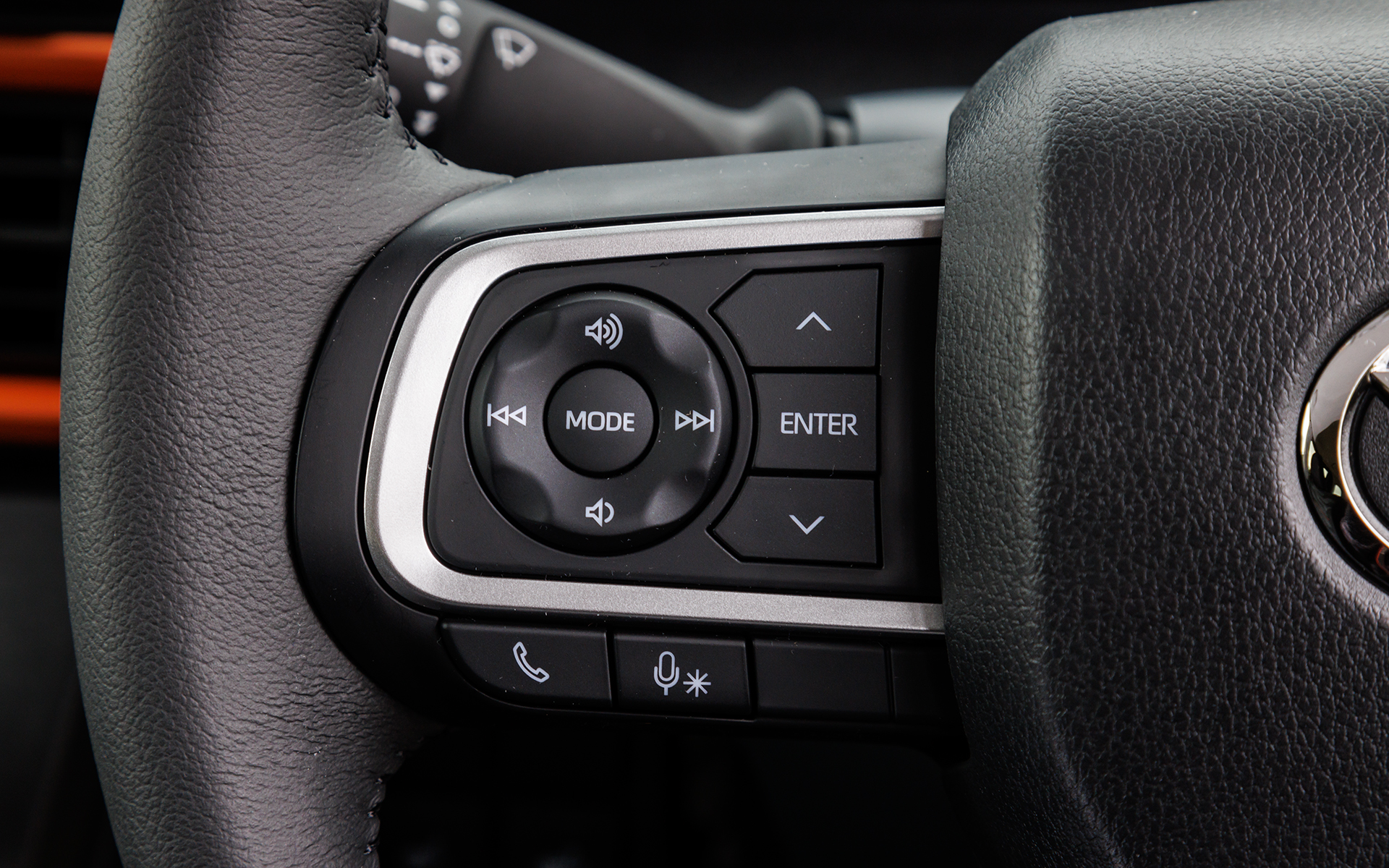 ステアリングのボタン類。ACCはオプション