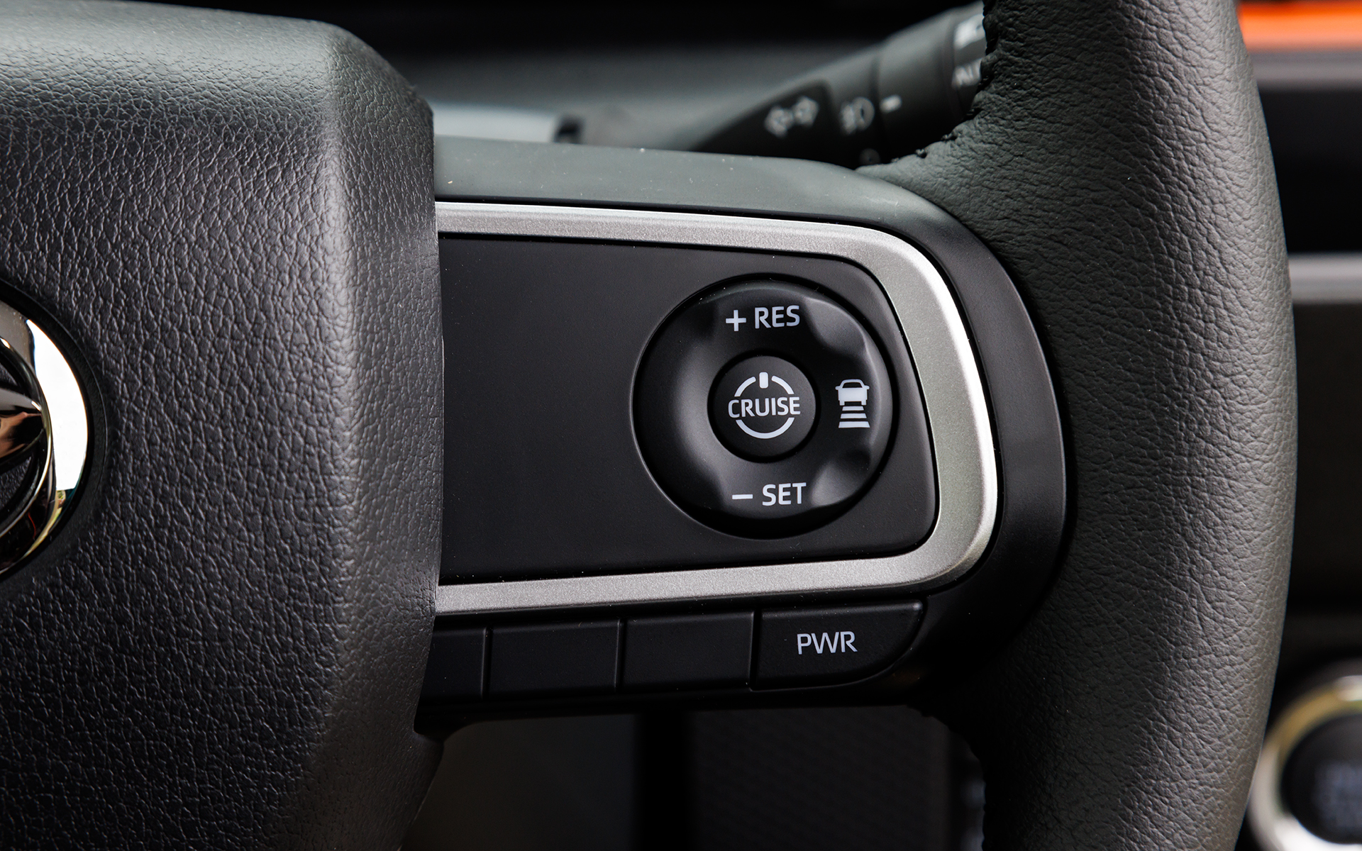 ステアリングのボタン類。ACCはオプション