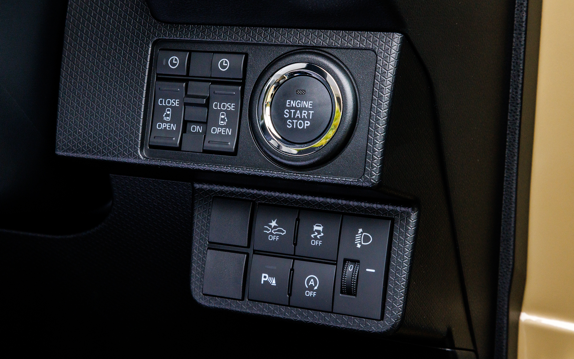 プッシュ式スタートボタンを採用。両側パワースライドドアも標準装備