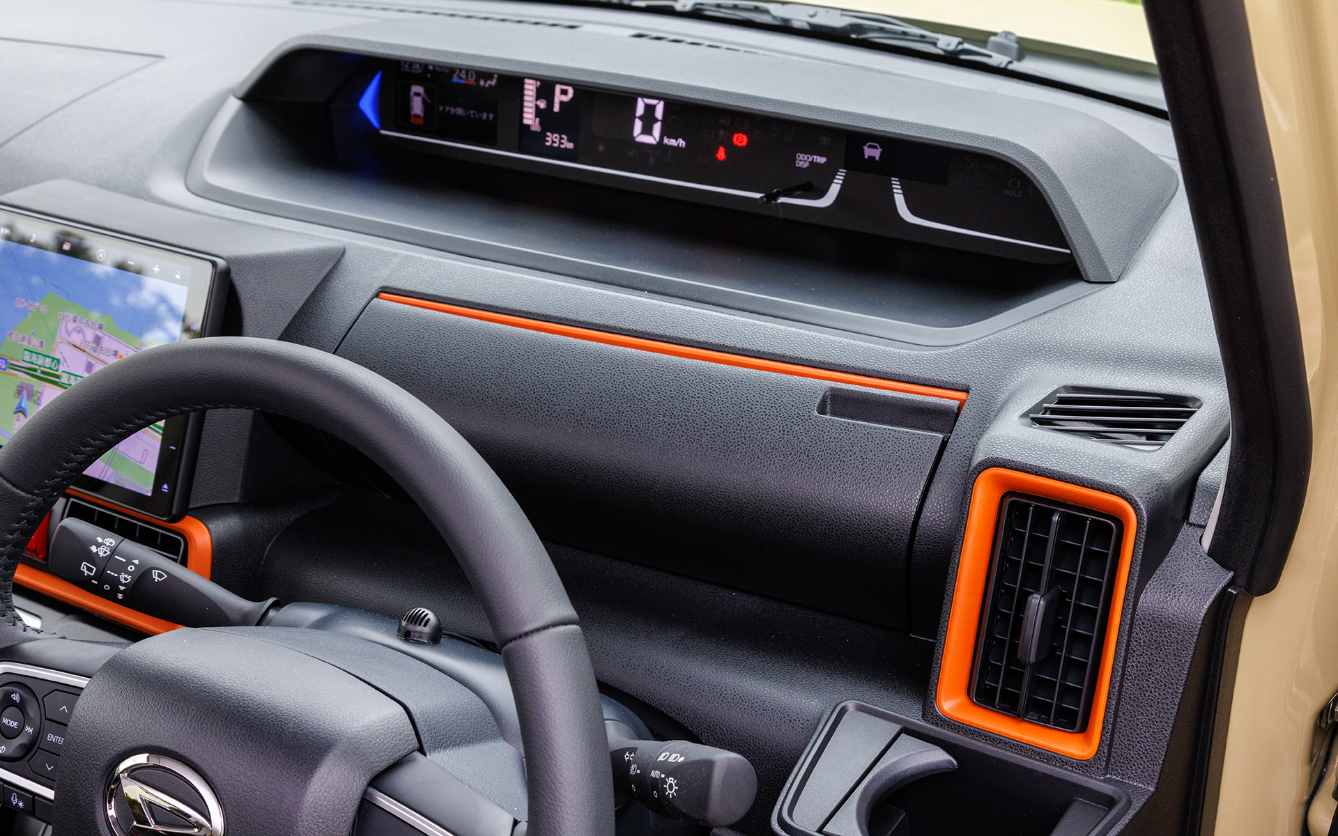 ステアリング前のインパネアッパーボックスにもオレンジのアクセント。内部もオレンジでUSB端子を装備する